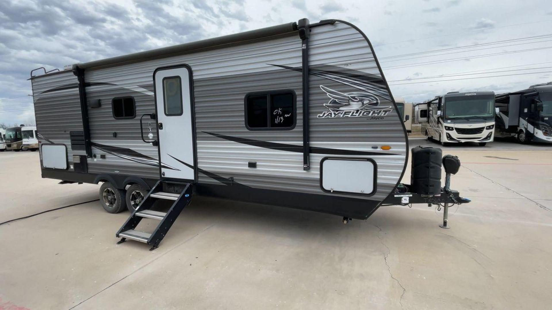 2020 JAYCO JAY FLIGHT 24RKS (1UJBJ0BN3L1) , Length: 28.67 ft. | Dry Weight: 5,555 lbs. | Gross Weight: 7,500 lbs. | Slides: 1 transmission, located at 4319 N Main St, Cleburne, TX, 76033, (817) 678-5133, 32.385960, -97.391212 - This 2020 Jayco Jay Flight is a dual-axle steel wheel setup measuring 28.67 ft. in length and 11.08 ft. in height. It has a dry weight of 5,555 lbs. and a GVWR of 7,500 lbs. This travel trailer includes 1 power slide. Its interior features a front bedroom, a central living and kitchen space, and a r - Photo#3