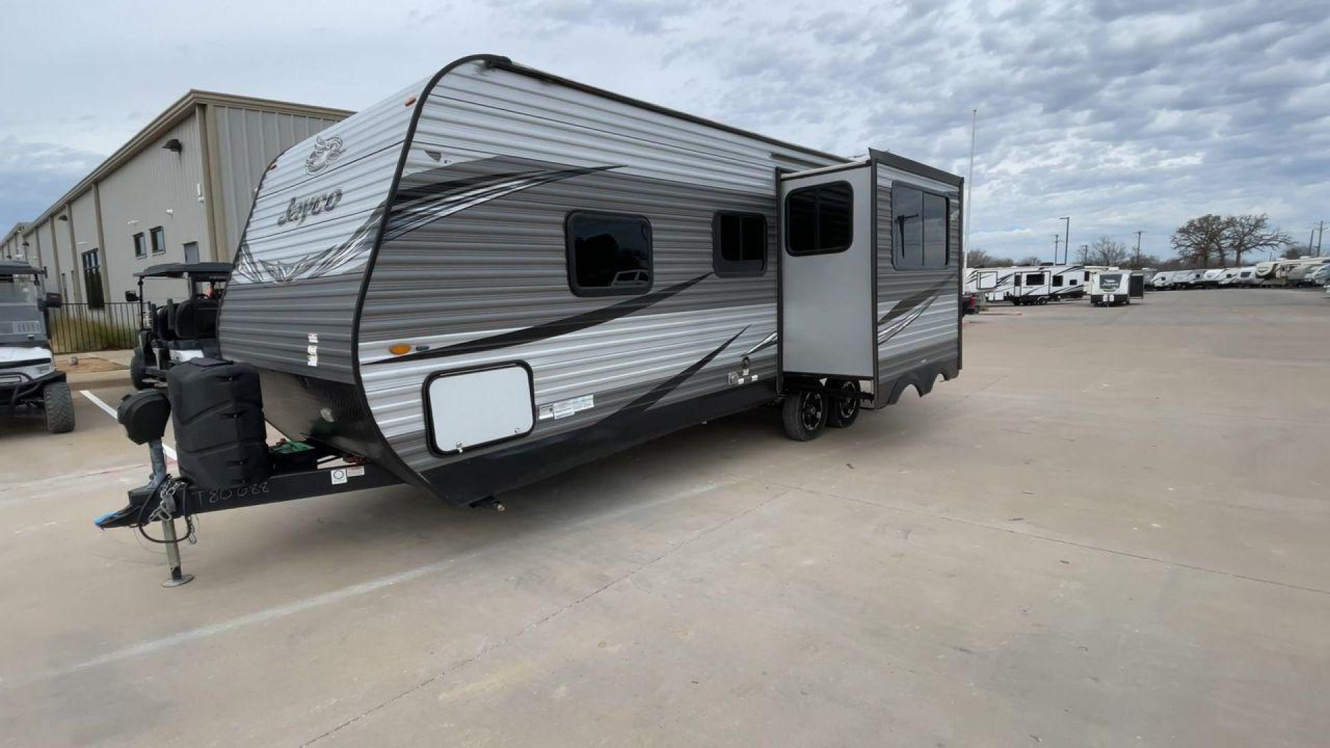 2020 JAYCO JAY FLIGHT 24RKS (1UJBJ0BN3L1) , Length: 28.67 ft. | Dry Weight: 5,555 lbs. | Gross Weight: 7,500 lbs. | Slides: 1 transmission, located at 4319 N Main St, Cleburne, TX, 76033, (817) 678-5133, 32.385960, -97.391212 - This 2020 Jayco Jay Flight is a dual-axle steel wheel setup measuring 28.67 ft. in length and 11.08 ft. in height. It has a dry weight of 5,555 lbs. and a GVWR of 7,500 lbs. This travel trailer includes 1 power slide. Its interior features a front bedroom, a central living and kitchen space, and a r - Photo#5