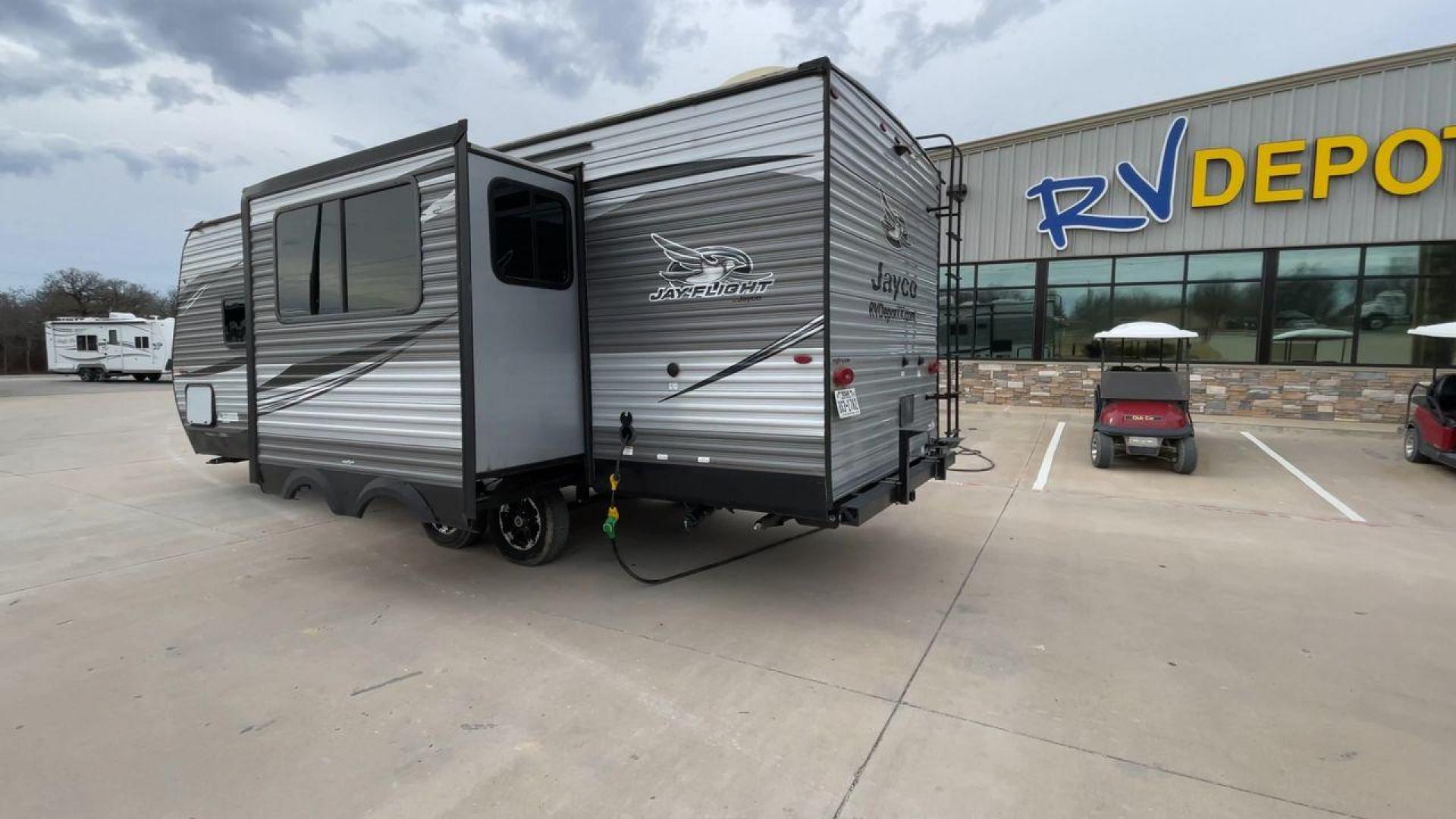 2020 JAYCO JAY FLIGHT 24RKS (1UJBJ0BN3L1) , Length: 28.67 ft. | Dry Weight: 5,555 lbs. | Gross Weight: 7,500 lbs. | Slides: 1 transmission, located at 4319 N Main St, Cleburne, TX, 76033, (817) 678-5133, 32.385960, -97.391212 - This 2020 Jayco Jay Flight is a dual-axle steel wheel setup measuring 28.67 ft. in length and 11.08 ft. in height. It has a dry weight of 5,555 lbs. and a GVWR of 7,500 lbs. This travel trailer includes 1 power slide. Its interior features a front bedroom, a central living and kitchen space, and a r - Photo#7