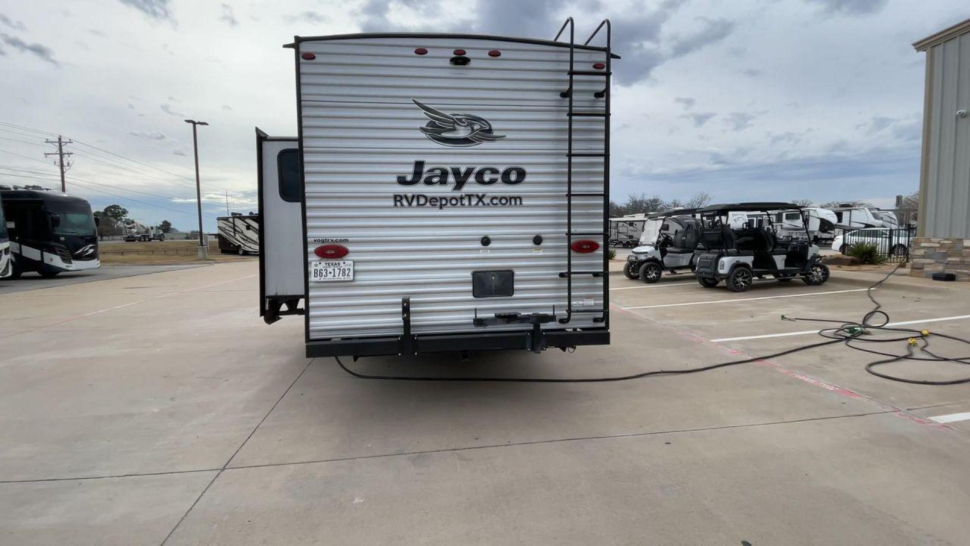 2020 JAYCO JAY FLIGHT 24RKS (1UJBJ0BN3L1) , Length: 28.67 ft. | Dry Weight: 5,555 lbs. | Gross Weight: 7,500 lbs. | Slides: 1 transmission, located at 4319 N Main St, Cleburne, TX, 76033, (817) 678-5133, 32.385960, -97.391212 - This 2020 Jayco Jay Flight is a dual-axle steel wheel setup measuring 28.67 ft. in length and 11.08 ft. in height. It has a dry weight of 5,555 lbs. and a GVWR of 7,500 lbs. This travel trailer includes 1 power slide. Its interior features a front bedroom, a central living and kitchen space, and a r - Photo#8