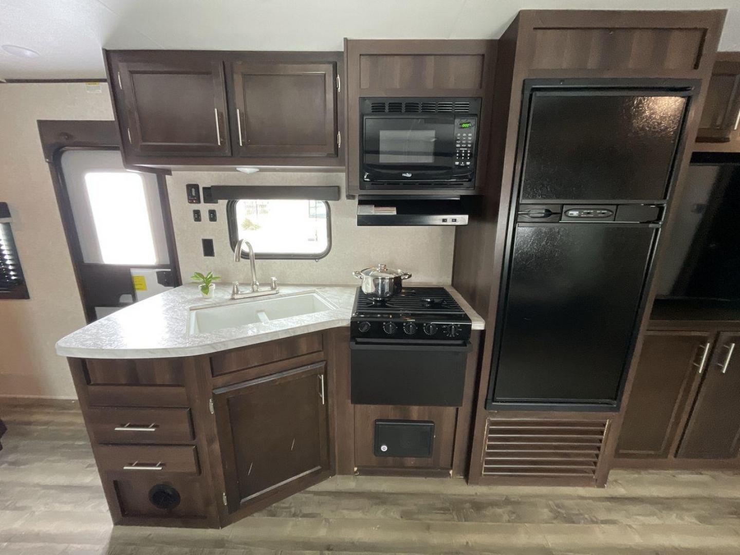 2020 JAYCO JAY FLIGHT 284BHS (1UJBJ0BR0L1) , located at 4319 N Main St, Cleburne, TX, 76033, (817) 678-5133, 32.385960, -97.391212 - Photo#9