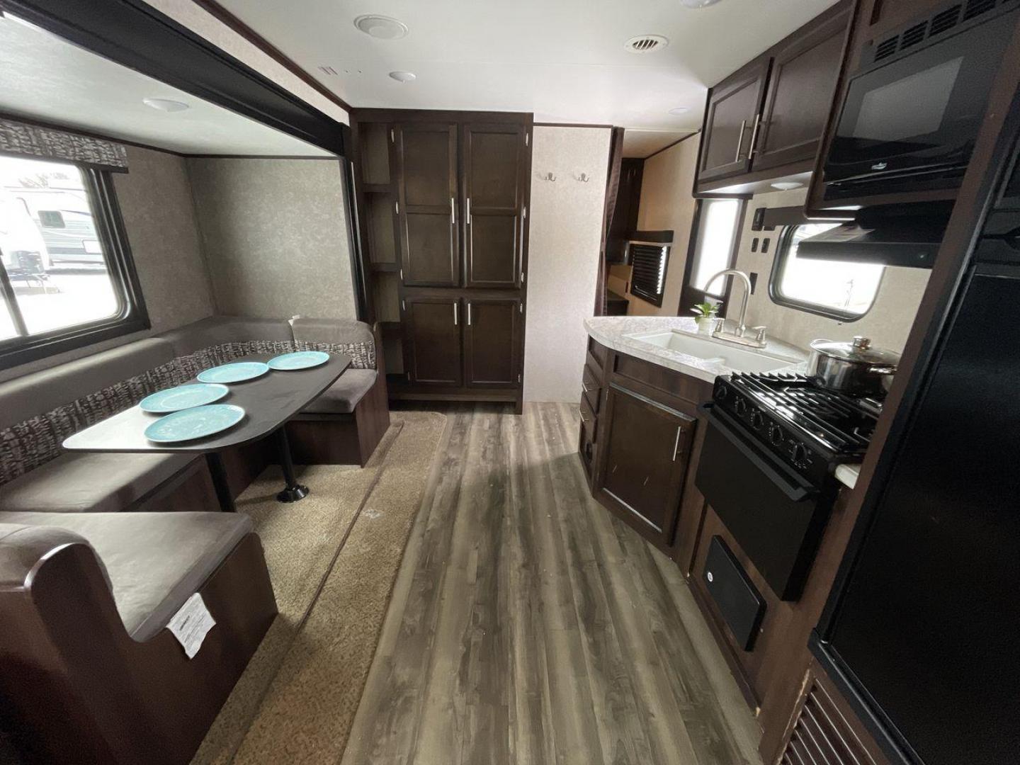 2020 JAYCO JAY FLIGHT 284BHS (1UJBJ0BR0L1) , located at 4319 N Main St, Cleburne, TX, 76033, (817) 678-5133, 32.385960, -97.391212 - Photo#12