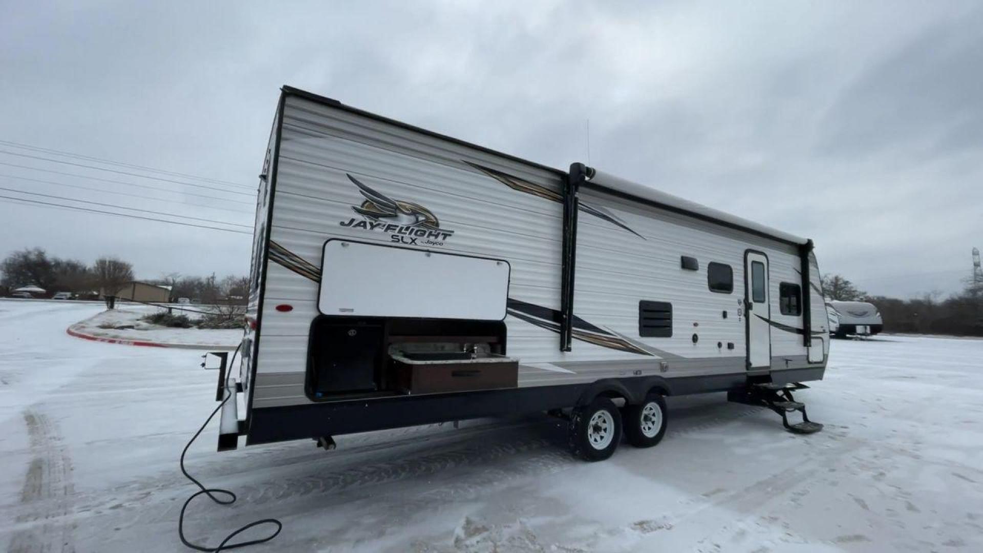 2020 JAYCO JAY FLIGHT 284BHS (1UJBJ0BR0L1) , located at 4319 N Main St, Cleburne, TX, 76033, (817) 678-5133, 32.385960, -97.391212 - Photo#1