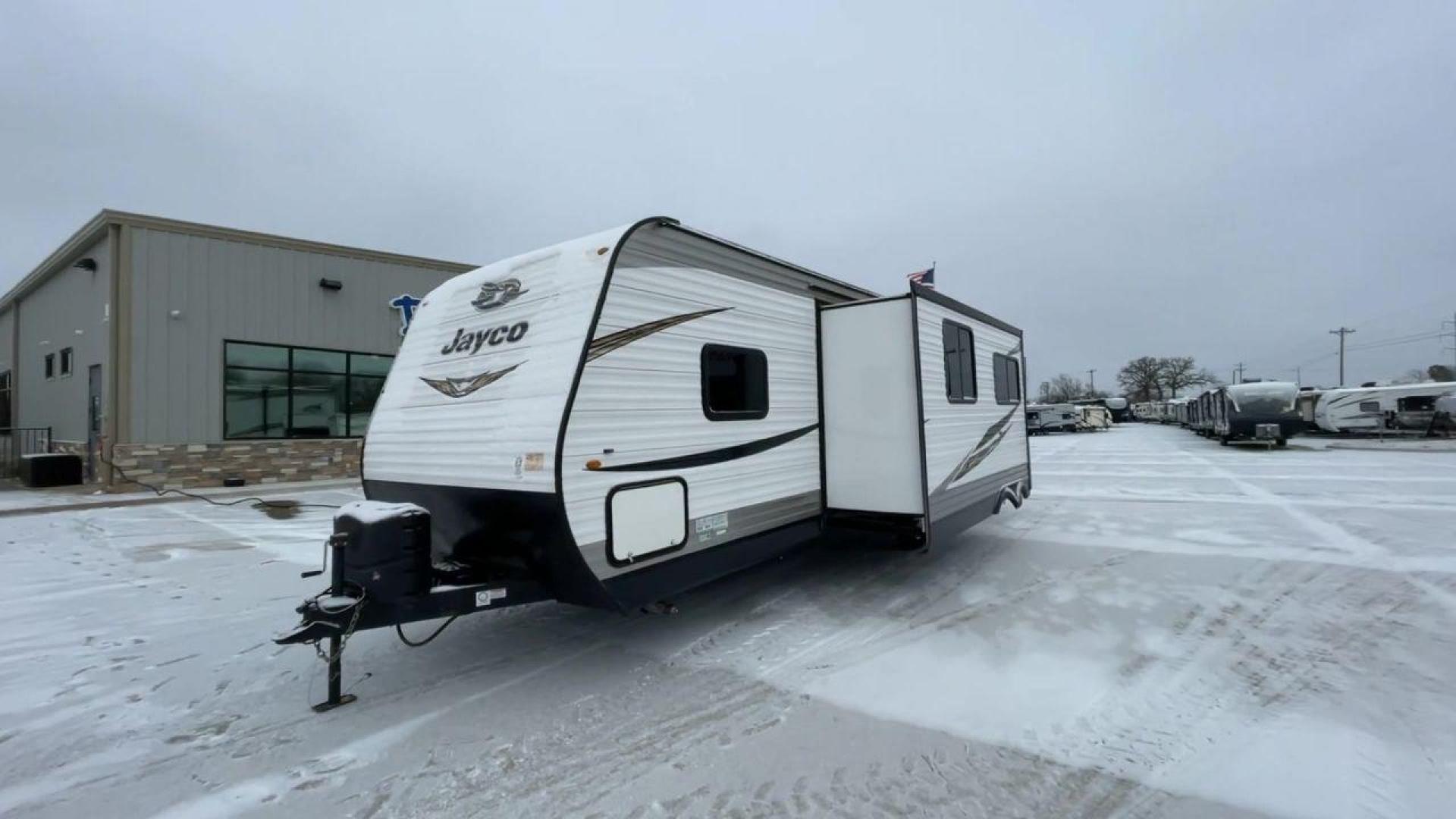 2020 JAYCO JAY FLIGHT 284BHS (1UJBJ0BR0L1) , located at 4319 N Main St, Cleburne, TX, 76033, (817) 678-5133, 32.385960, -97.391212 - Photo#5