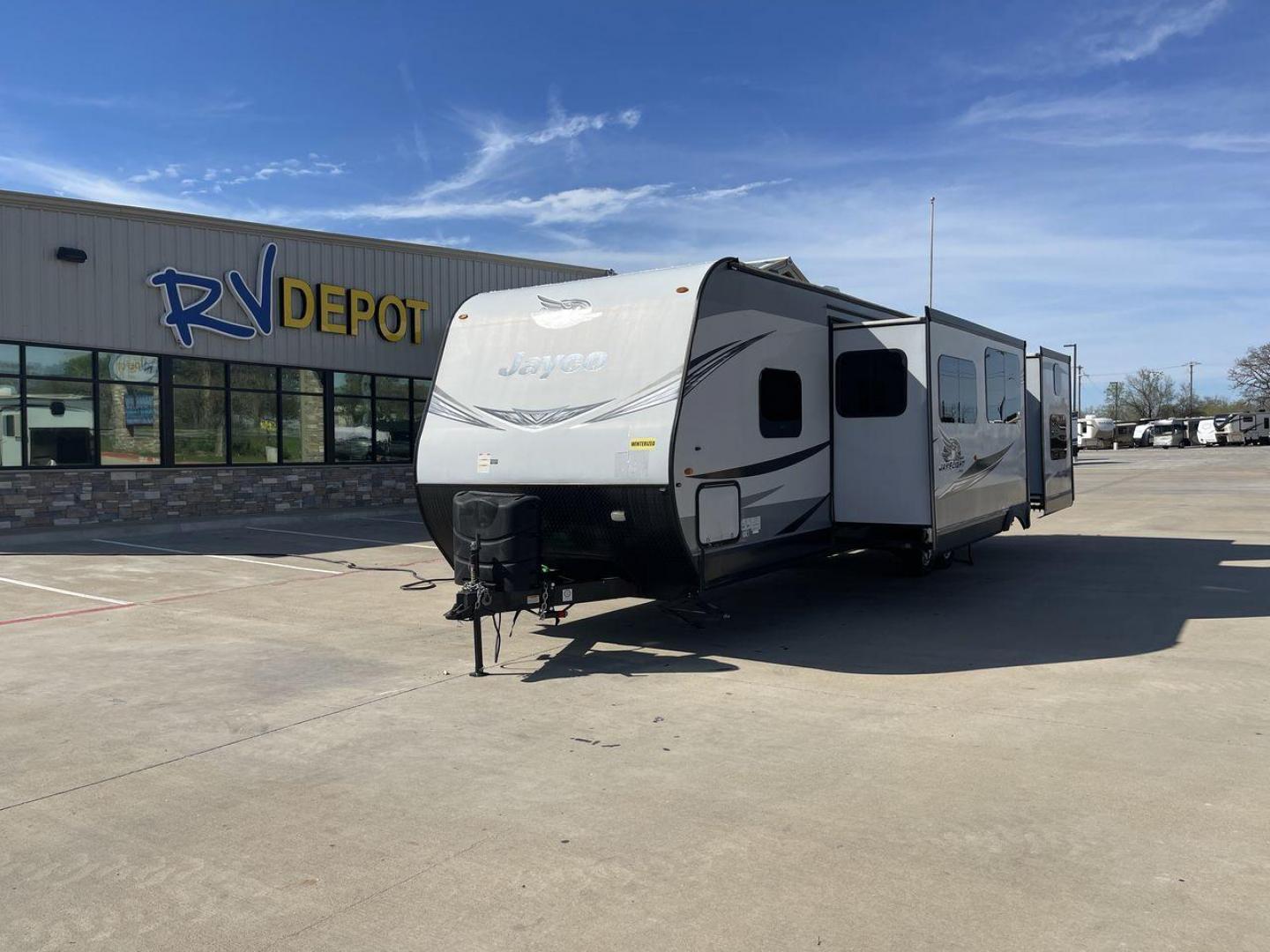 2020 JAYCO JAY FLIGHT 32BHDS (1UJBJ0BT3L1) , located at 4319 N Main St, Cleburne, TX, 76033, (817) 678-5133, 32.385960, -97.391212 - Photo#0