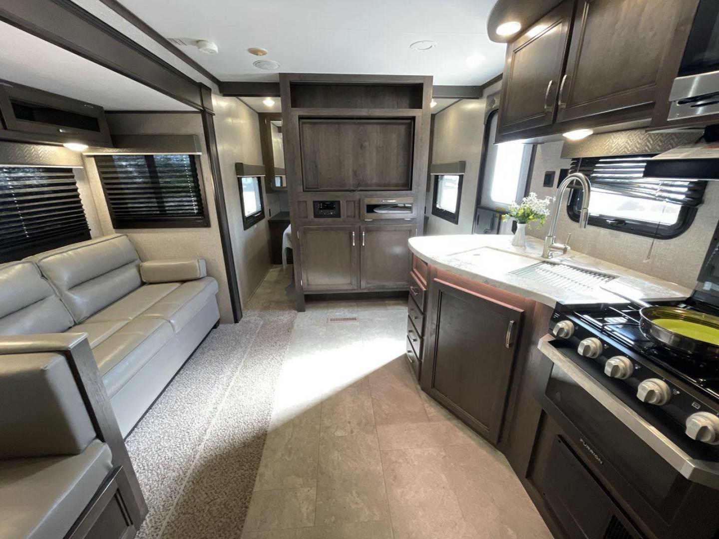 2020 JAYCO JAY FLIGHT 32BHDS (1UJBJ0BT3L1) , located at 4319 N Main St, Cleburne, TX, 76033, (817) 678-5133, 32.385960, -97.391212 - Photo#11