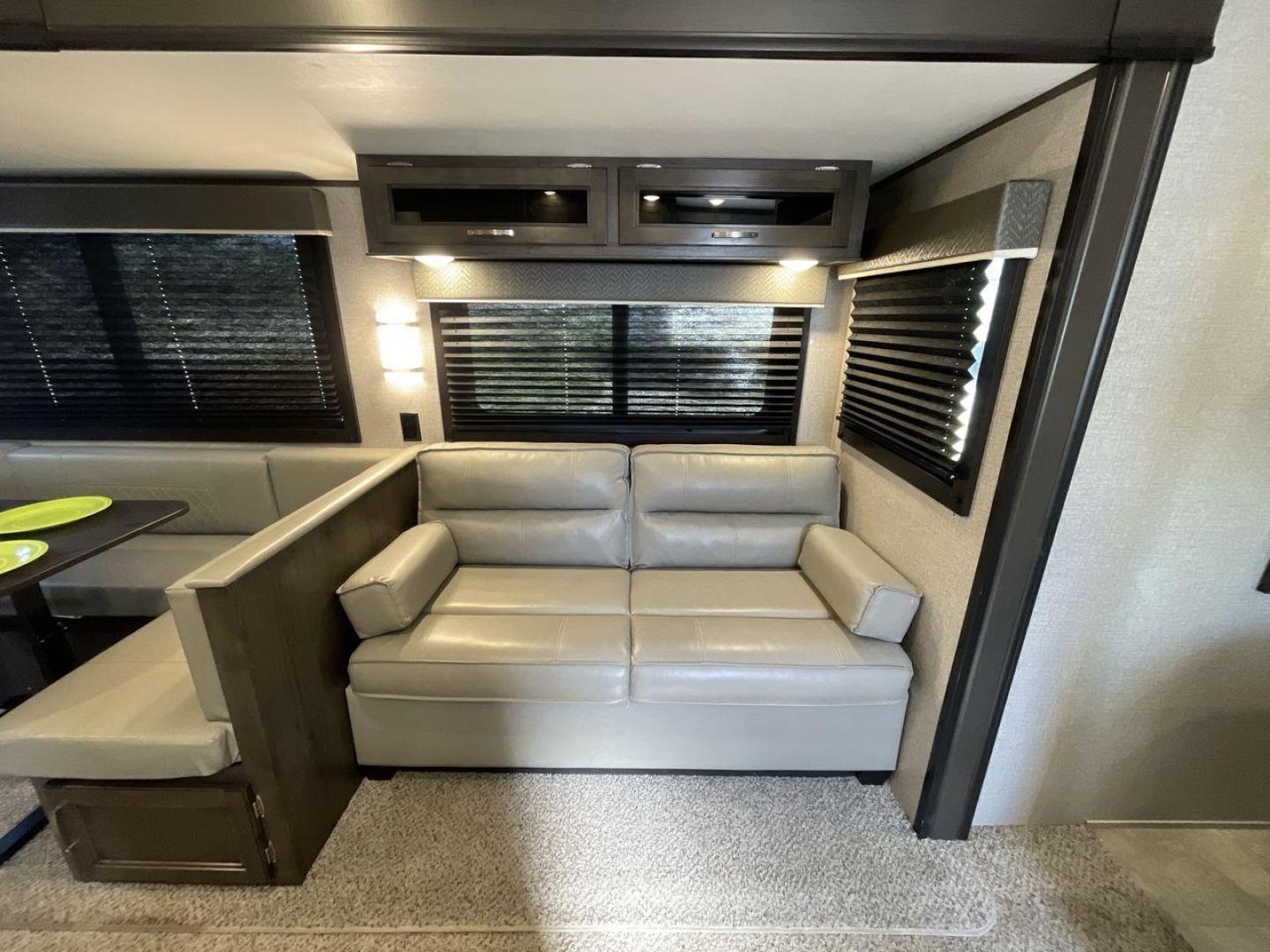 2020 JAYCO JAY FLIGHT 32BHDS (1UJBJ0BT3L1) , located at 4319 N Main St, Cleburne, TX, 76033, (817) 678-5133, 32.385960, -97.391212 - Photo#12