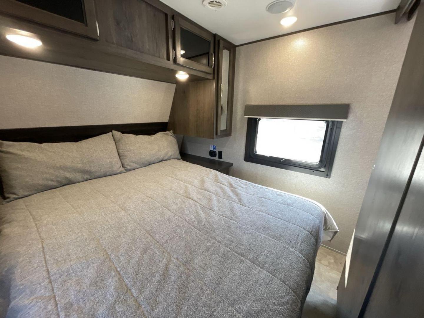 2020 JAYCO JAY FLIGHT 32BHDS (1UJBJ0BT3L1) , located at 4319 N Main St, Cleburne, TX, 76033, (817) 678-5133, 32.385960, -97.391212 - Photo#17