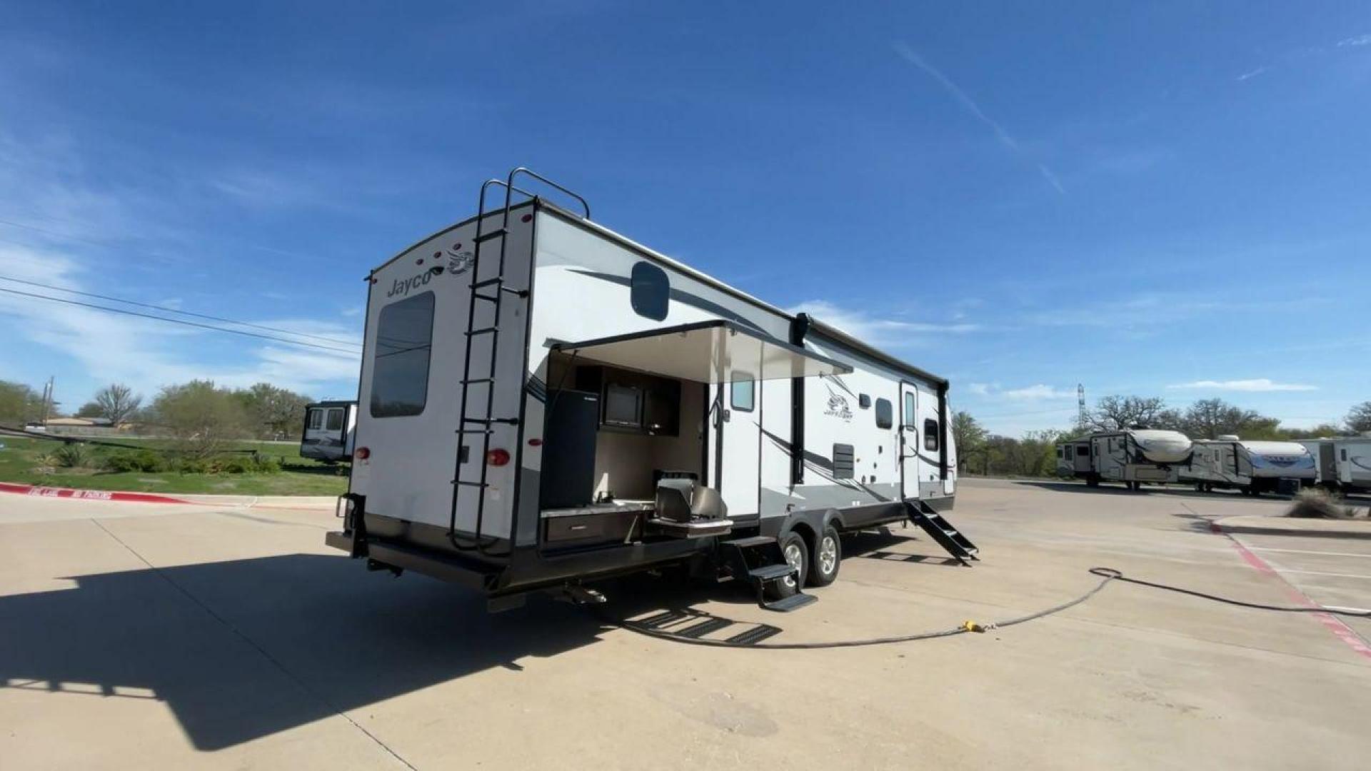 2020 JAYCO JAY FLIGHT 32BHDS (1UJBJ0BT3L1) , located at 4319 N Main St, Cleburne, TX, 76033, (817) 678-5133, 32.385960, -97.391212 - Photo#1