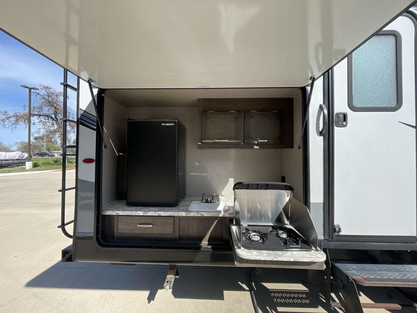 2020 JAYCO JAY FLIGHT 32BHDS (1UJBJ0BT3L1) , located at 4319 N Main St, Cleburne, TX, 76033, (817) 678-5133, 32.385960, -97.391212 - Photo#23