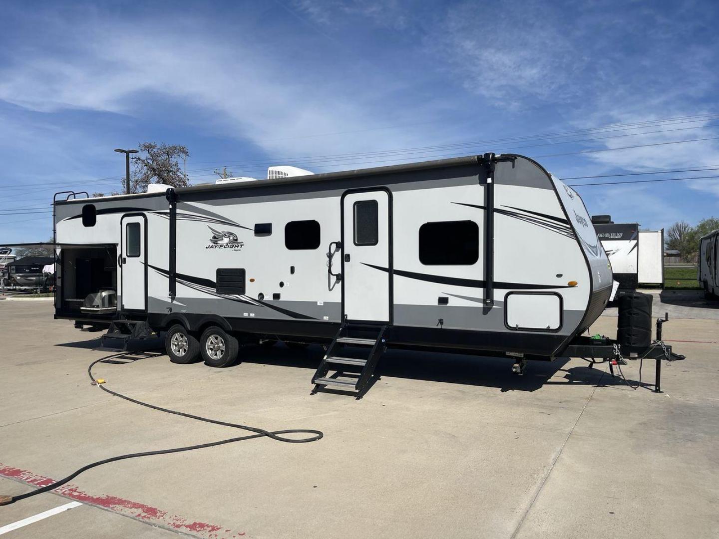 2020 JAYCO JAY FLIGHT 32BHDS (1UJBJ0BT3L1) , located at 4319 N Main St, Cleburne, TX, 76033, (817) 678-5133, 32.385960, -97.391212 - Photo#24