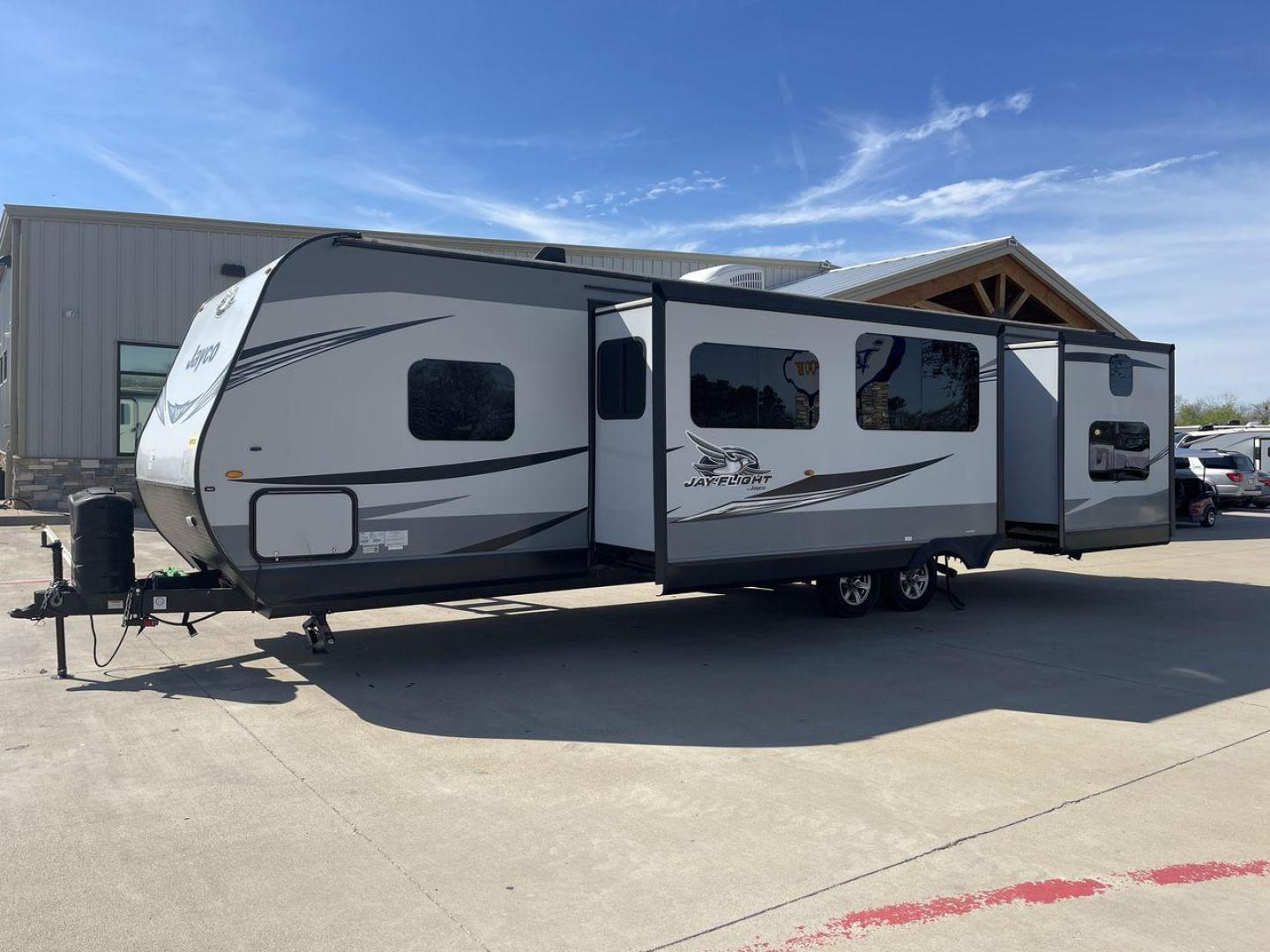 2020 JAYCO JAY FLIGHT 32BHDS (1UJBJ0BT3L1) , located at 4319 N Main St, Cleburne, TX, 76033, (817) 678-5133, 32.385960, -97.391212 - Photo#25