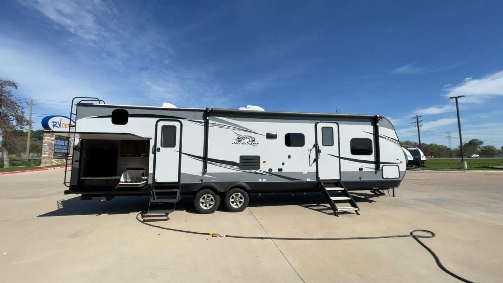 2020 JAYCO JAY FLIGHT 32BHDS (1UJBJ0BT3L1) , located at 4319 N Main St, Cleburne, TX, 76033, (817) 678-5133, 32.385960, -97.391212 - Photo#2