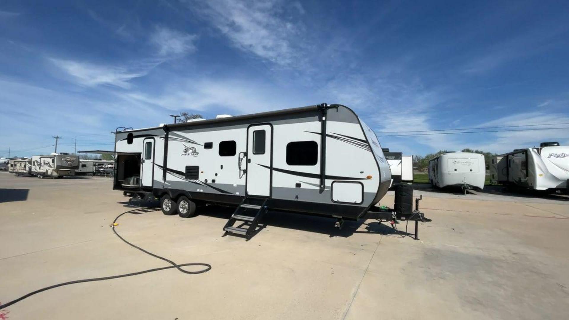 2020 JAYCO JAY FLIGHT 32BHDS (1UJBJ0BT3L1) , located at 4319 N Main St, Cleburne, TX, 76033, (817) 678-5133, 32.385960, -97.391212 - Photo#3