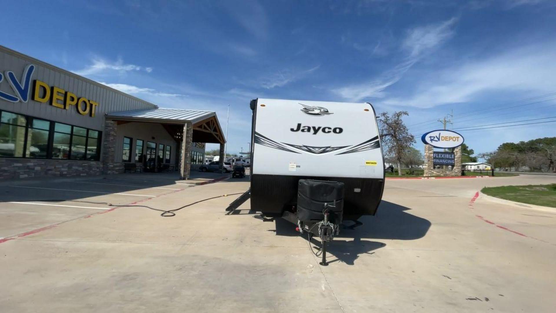 2020 JAYCO JAY FLIGHT 32BHDS (1UJBJ0BT3L1) , located at 4319 N Main St, Cleburne, TX, 76033, (817) 678-5133, 32.385960, -97.391212 - Photo#4