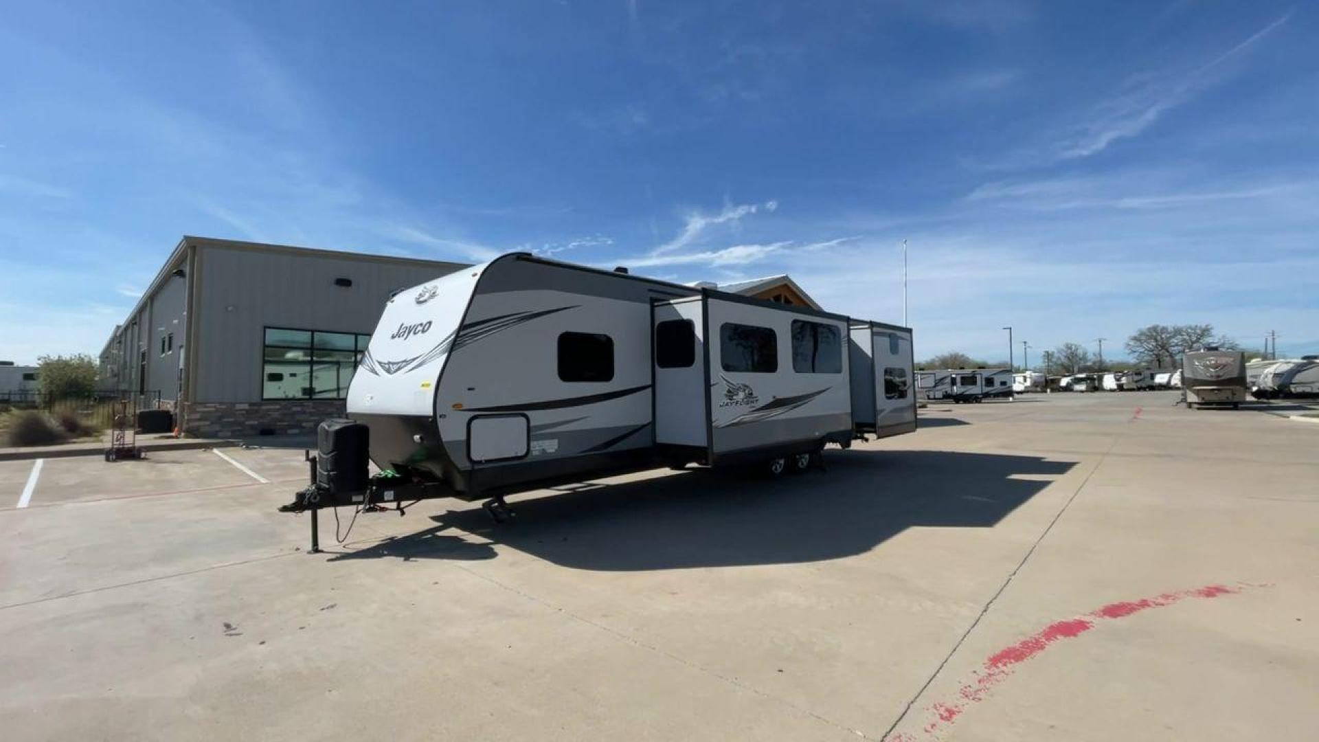 2020 JAYCO JAY FLIGHT 32BHDS (1UJBJ0BT3L1) , located at 4319 N Main St, Cleburne, TX, 76033, (817) 678-5133, 32.385960, -97.391212 - Photo#5