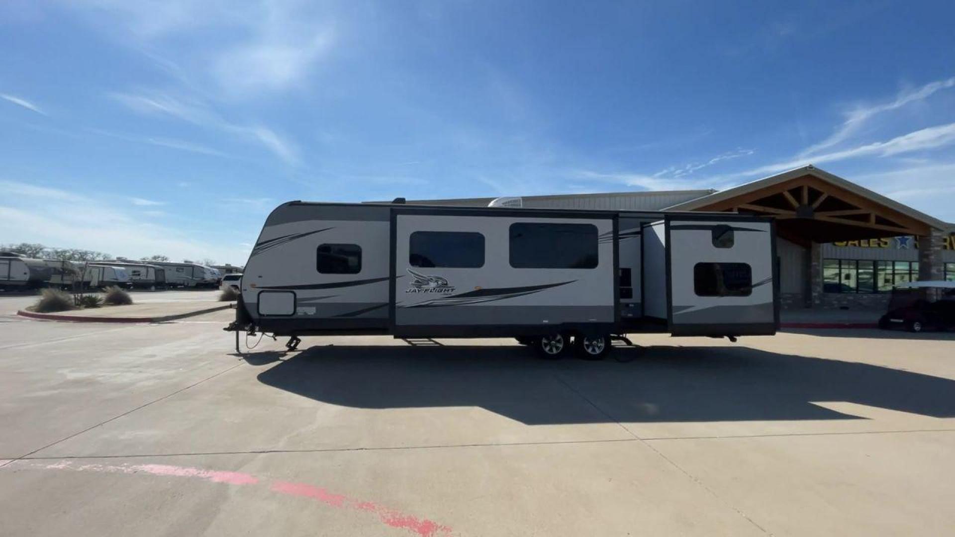 2020 JAYCO JAY FLIGHT 32BHDS (1UJBJ0BT3L1) , located at 4319 N Main St, Cleburne, TX, 76033, (817) 678-5133, 32.385960, -97.391212 - Photo#6