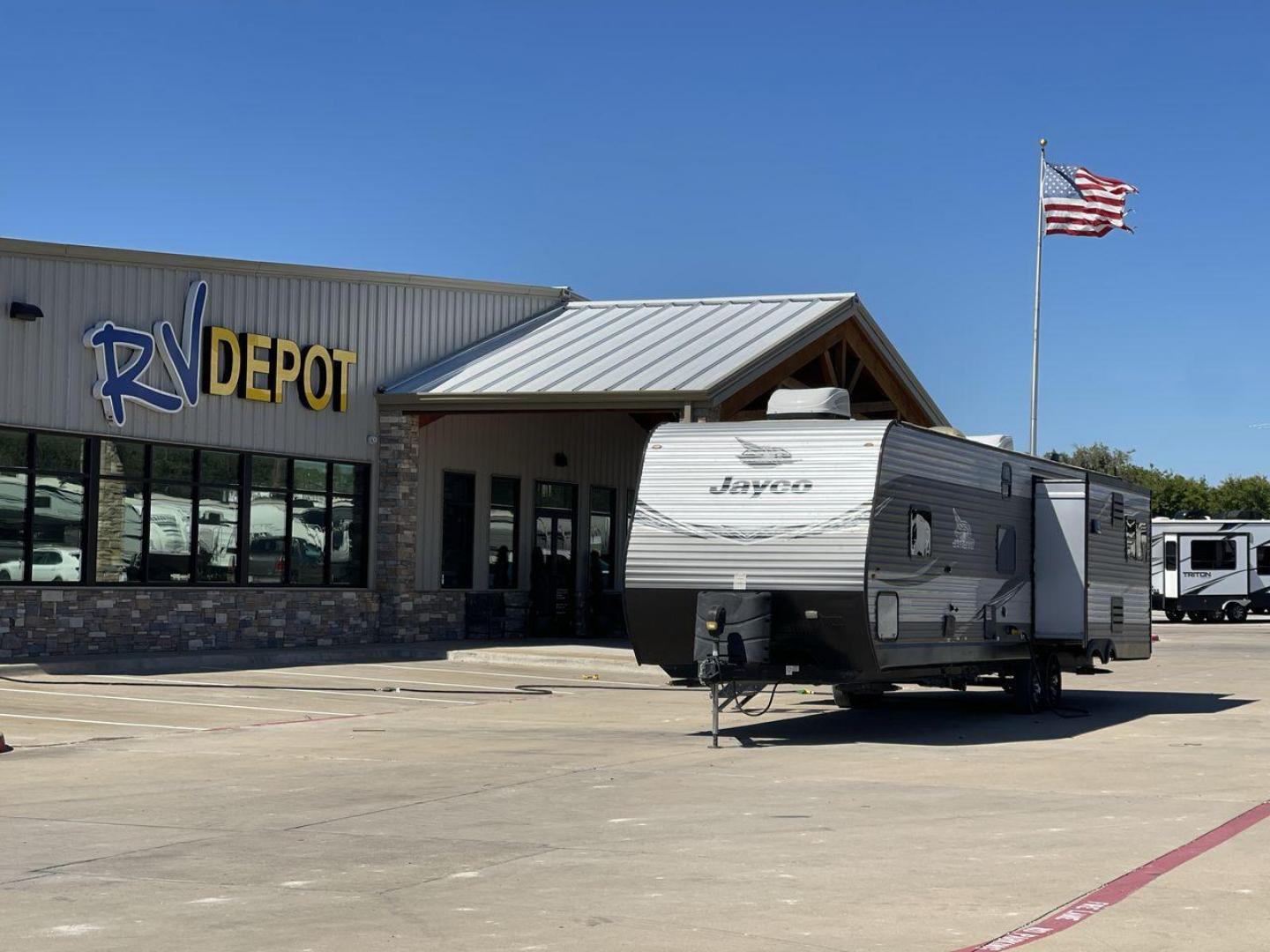 2020 JAYCO JAY FLIGHT 34MBDS (1UJBJ0BU0L1) , Length: 38.92 ft. | Dry Weight: 8,357 lbs. | Gross Weight: 10,950 lbs. | Slides: 2 transmission, located at 4319 N Main St, Cleburne, TX, 76033, (817) 678-5133, 32.385960, -97.391212 - Photo#0