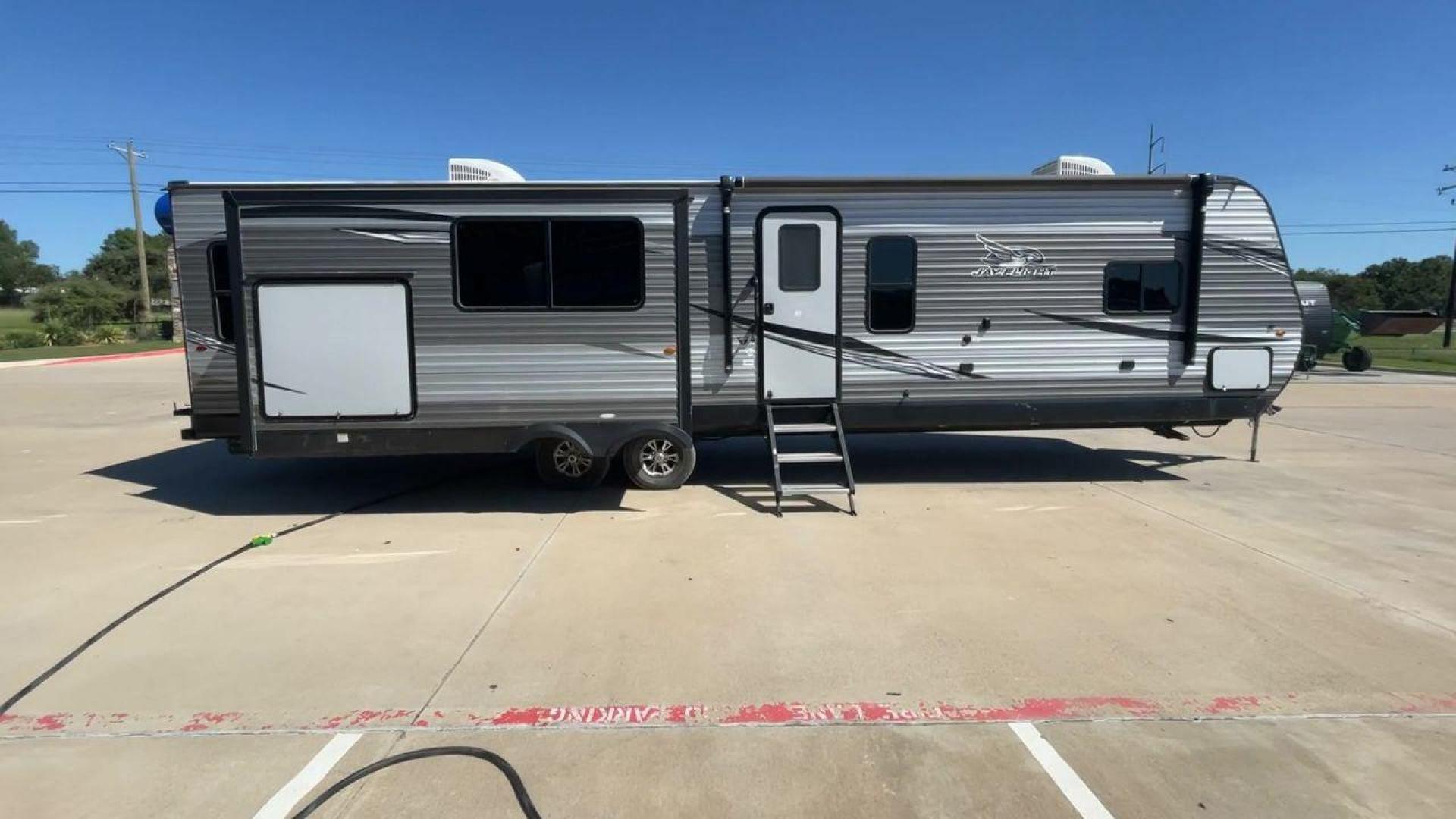 2020 JAYCO JAY FLIGHT 34MBDS (1UJBJ0BU0L1) , Length: 38.92 ft. | Dry Weight: 8,357 lbs. | Gross Weight: 10,950 lbs. | Slides: 2 transmission, located at 4319 N Main St, Cleburne, TX, 76033, (817) 678-5133, 32.385960, -97.391212 - Photo#2