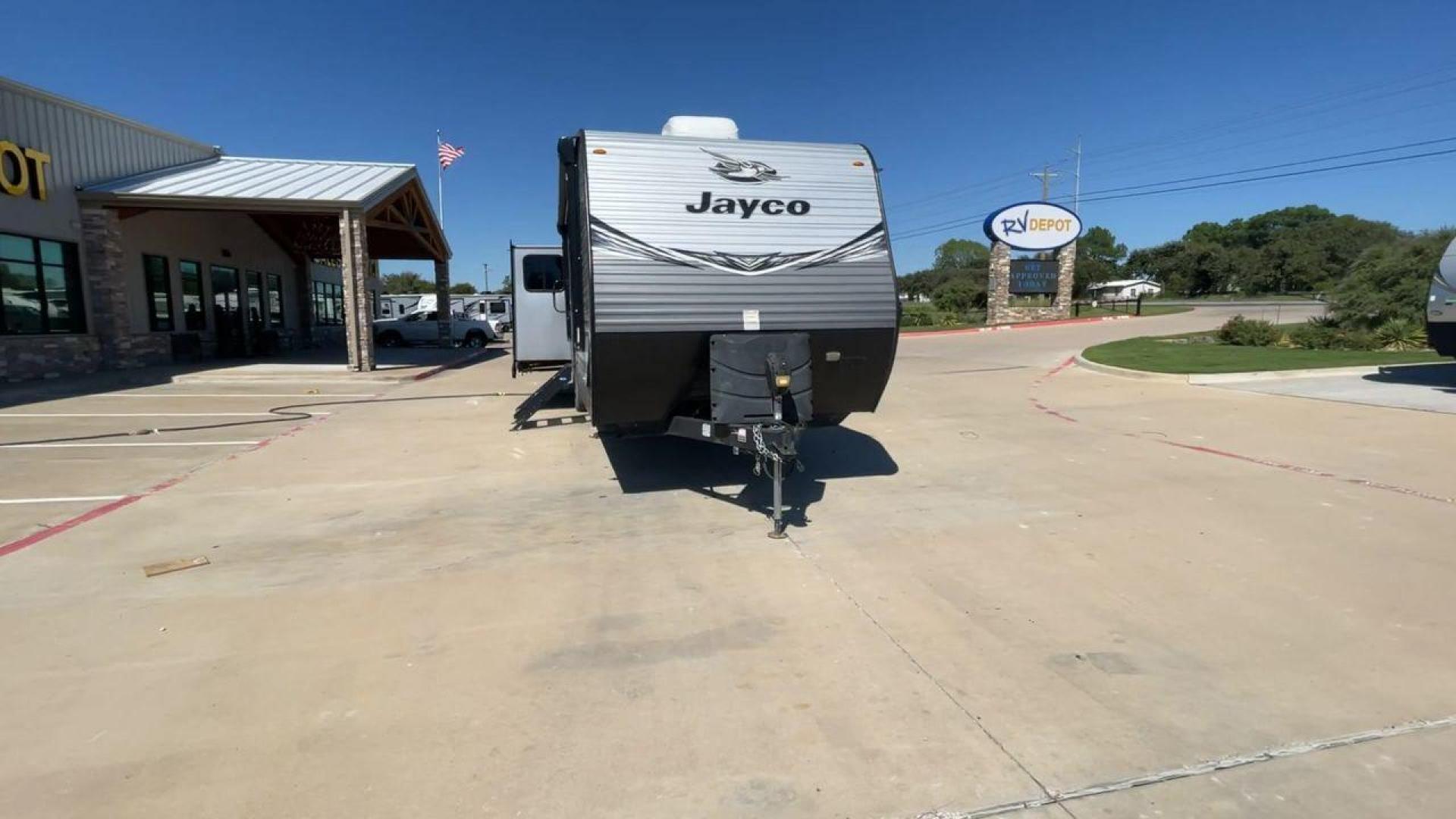 2020 JAYCO JAY FLIGHT 34MBDS (1UJBJ0BU0L1) , Length: 38.92 ft. | Dry Weight: 8,357 lbs. | Gross Weight: 10,950 lbs. | Slides: 2 transmission, located at 4319 N Main St, Cleburne, TX, 76033, (817) 678-5133, 32.385960, -97.391212 - Photo#4