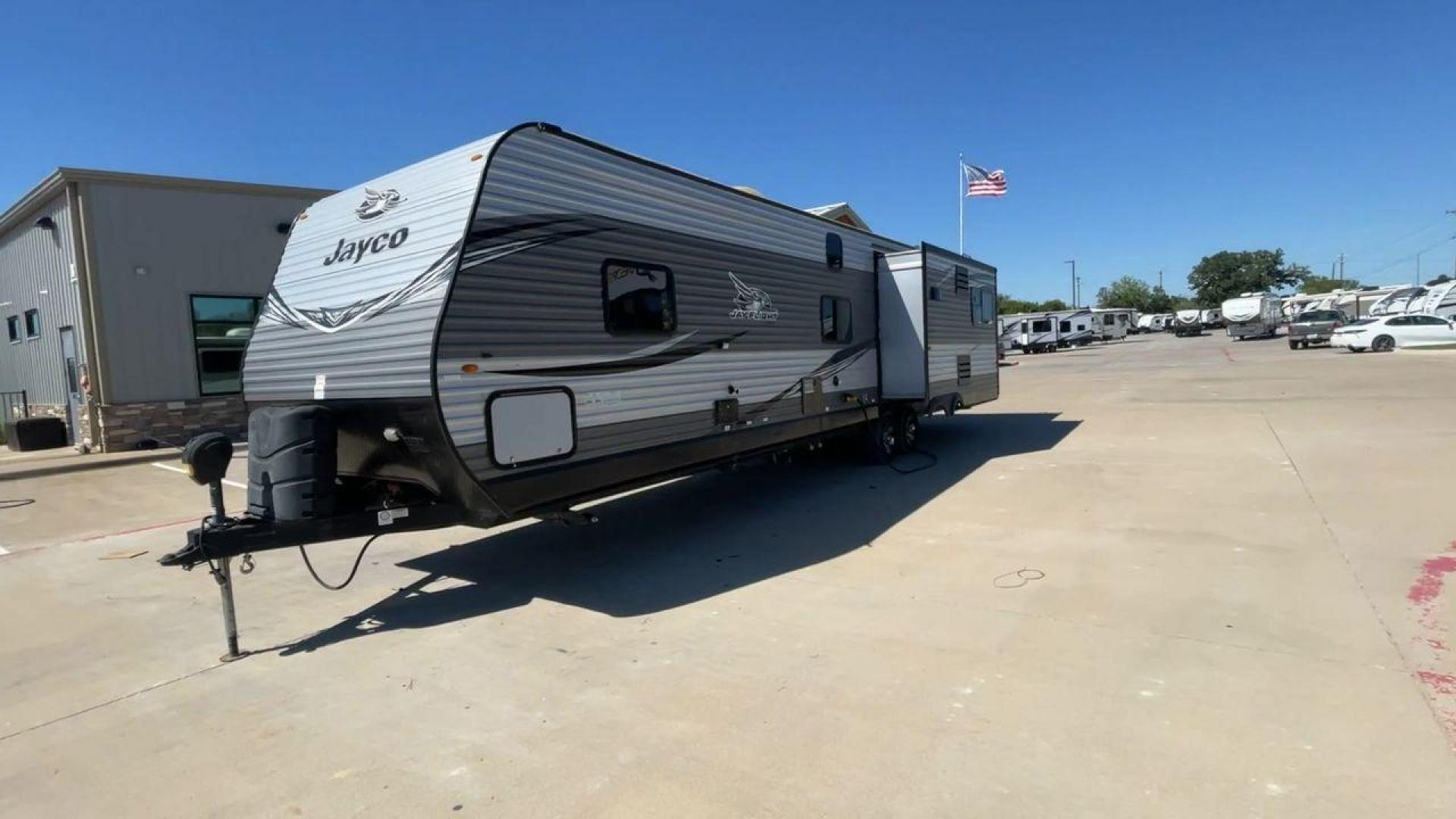 2020 JAYCO JAY FLIGHT 34MBDS (1UJBJ0BU0L1) , Length: 38.92 ft. | Dry Weight: 8,357 lbs. | Gross Weight: 10,950 lbs. | Slides: 2 transmission, located at 4319 N Main St, Cleburne, TX, 76033, (817) 678-5133, 32.385960, -97.391212 - Photo#5