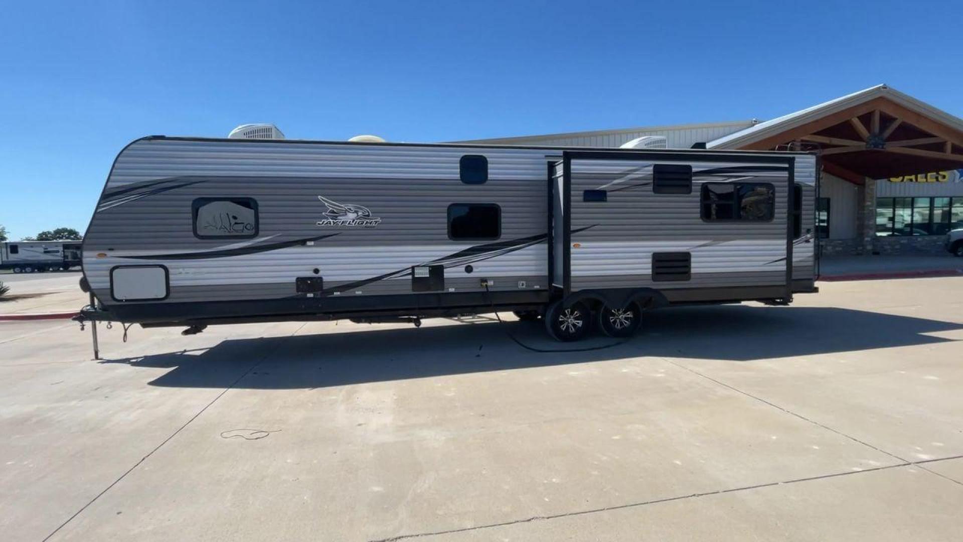 2020 JAYCO JAY FLIGHT 34MBDS (1UJBJ0BU0L1) , Length: 38.92 ft. | Dry Weight: 8,357 lbs. | Gross Weight: 10,950 lbs. | Slides: 2 transmission, located at 4319 N Main St, Cleburne, TX, 76033, (817) 678-5133, 32.385960, -97.391212 - Photo#6