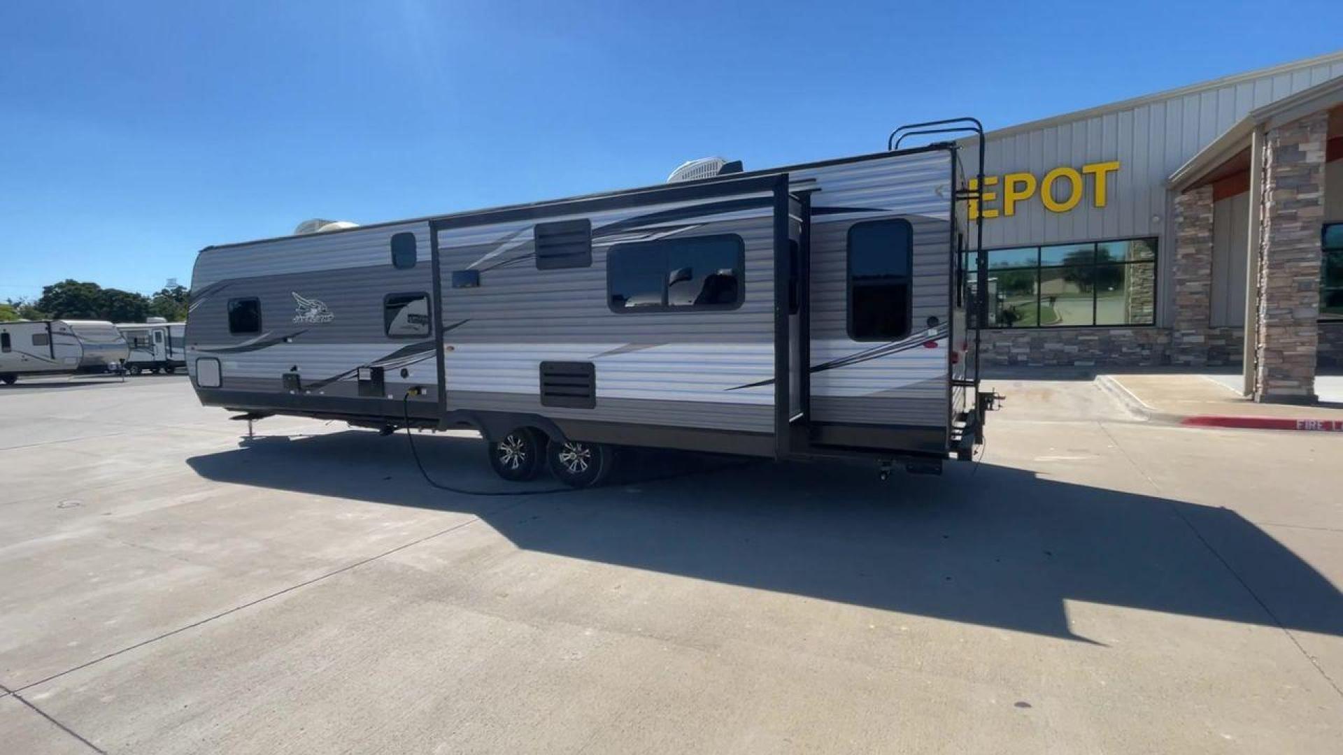 2020 JAYCO JAY FLIGHT 34MBDS (1UJBJ0BU0L1) , Length: 38.92 ft. | Dry Weight: 8,357 lbs. | Gross Weight: 10,950 lbs. | Slides: 2 transmission, located at 4319 N Main St, Cleburne, TX, 76033, (817) 678-5133, 32.385960, -97.391212 - Photo#7