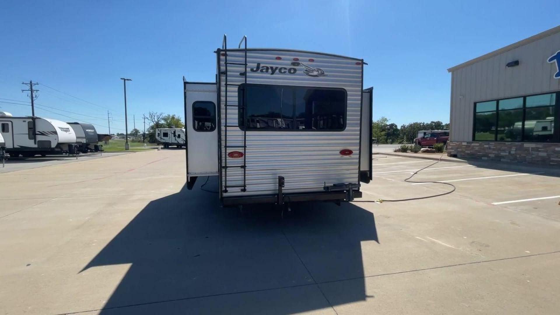 2020 JAYCO JAY FLIGHT 34MBDS (1UJBJ0BU0L1) , Length: 38.92 ft. | Dry Weight: 8,357 lbs. | Gross Weight: 10,950 lbs. | Slides: 2 transmission, located at 4319 N Main St, Cleburne, TX, 76033, (817) 678-5133, 32.385960, -97.391212 - Photo#8