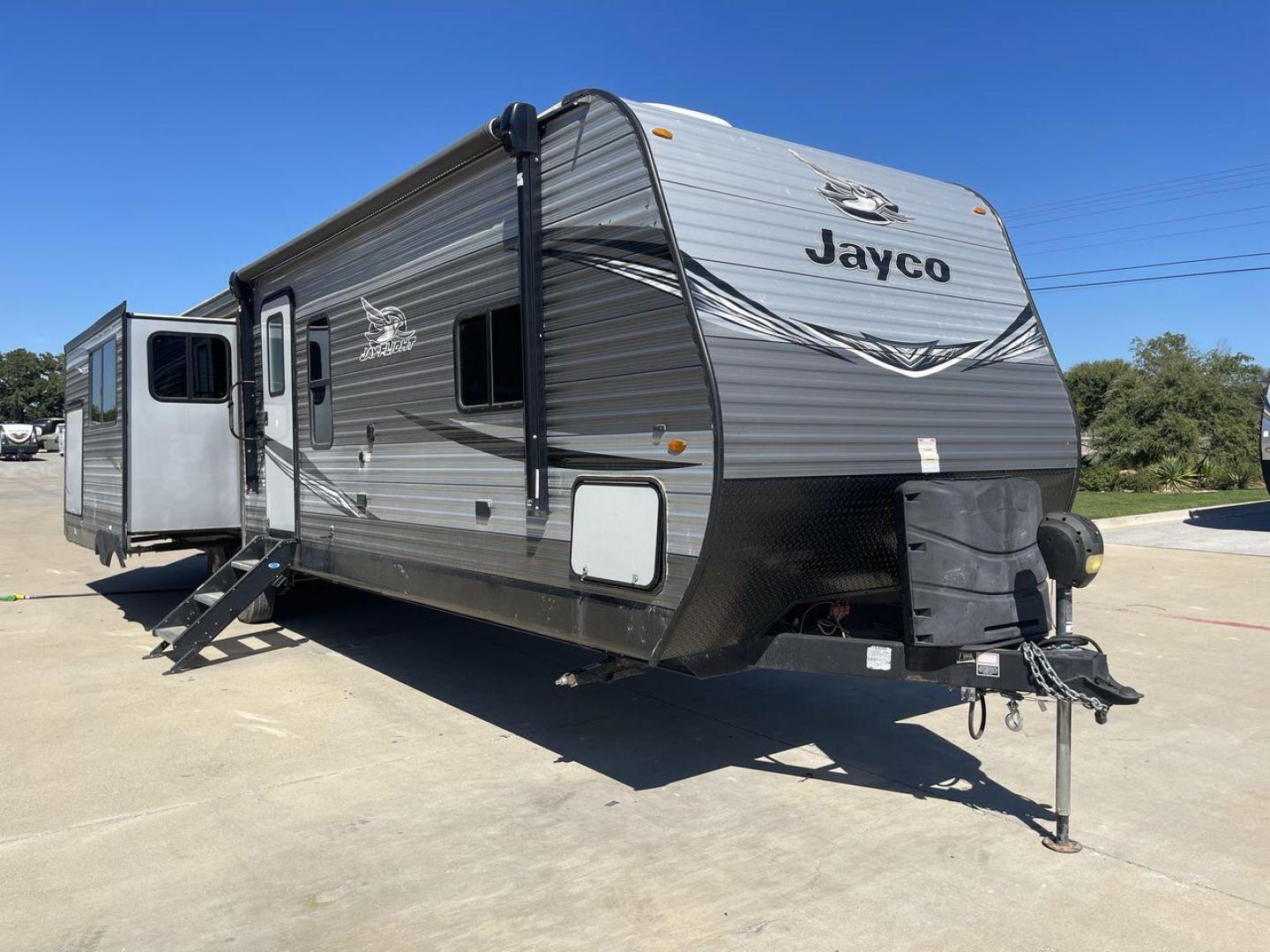 2020 JAYCO JAY FLIGHT 34MBDS (1UJBJ0BU0L1) , Length: 38.92 ft. | Dry Weight: 8,357 lbs. | Gross Weight: 10,950 lbs. | Slides: 2 transmission, located at 4319 N Main St, Cleburne, TX, 76033, (817) 678-5133, 32.385960, -97.391212 - Photo#22