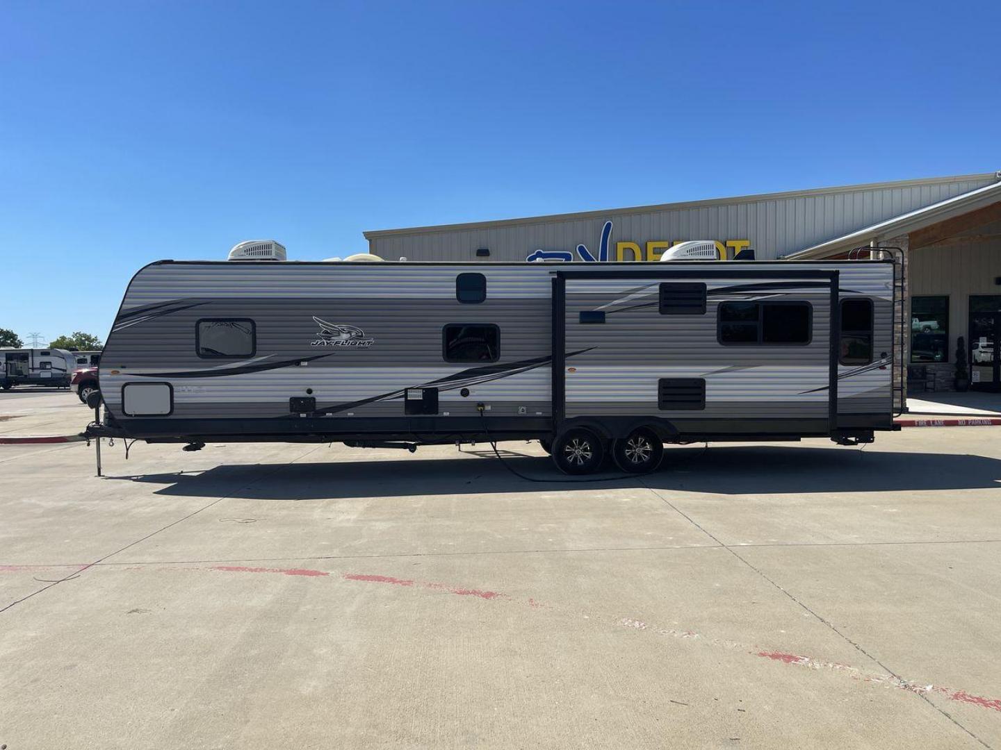 2020 JAYCO JAY FLIGHT 34MBDS (1UJBJ0BU0L1) , Length: 38.92 ft. | Dry Weight: 8,357 lbs. | Gross Weight: 10,950 lbs. | Slides: 2 transmission, located at 4319 N Main St, Cleburne, TX, 76033, (817) 678-5133, 32.385960, -97.391212 - Photo#23