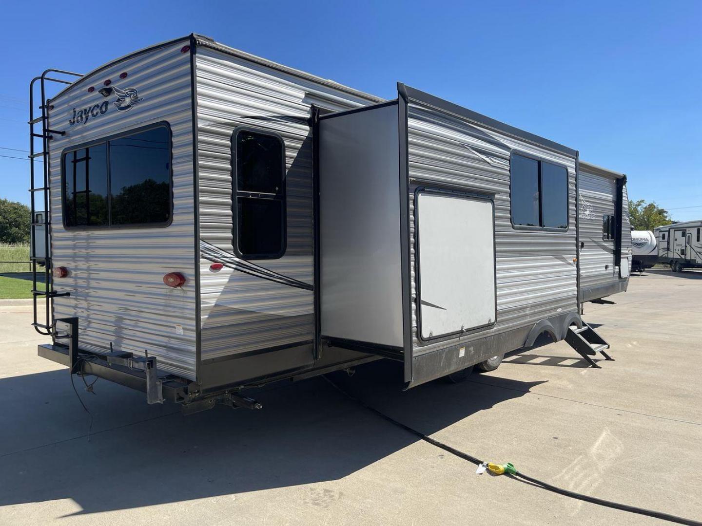 2020 JAYCO JAY FLIGHT 34MBDS (1UJBJ0BU0L1) , Length: 38.92 ft. | Dry Weight: 8,357 lbs. | Gross Weight: 10,950 lbs. | Slides: 2 transmission, located at 4319 N Main St, Cleburne, TX, 76033, (817) 678-5133, 32.385960, -97.391212 - Photo#24