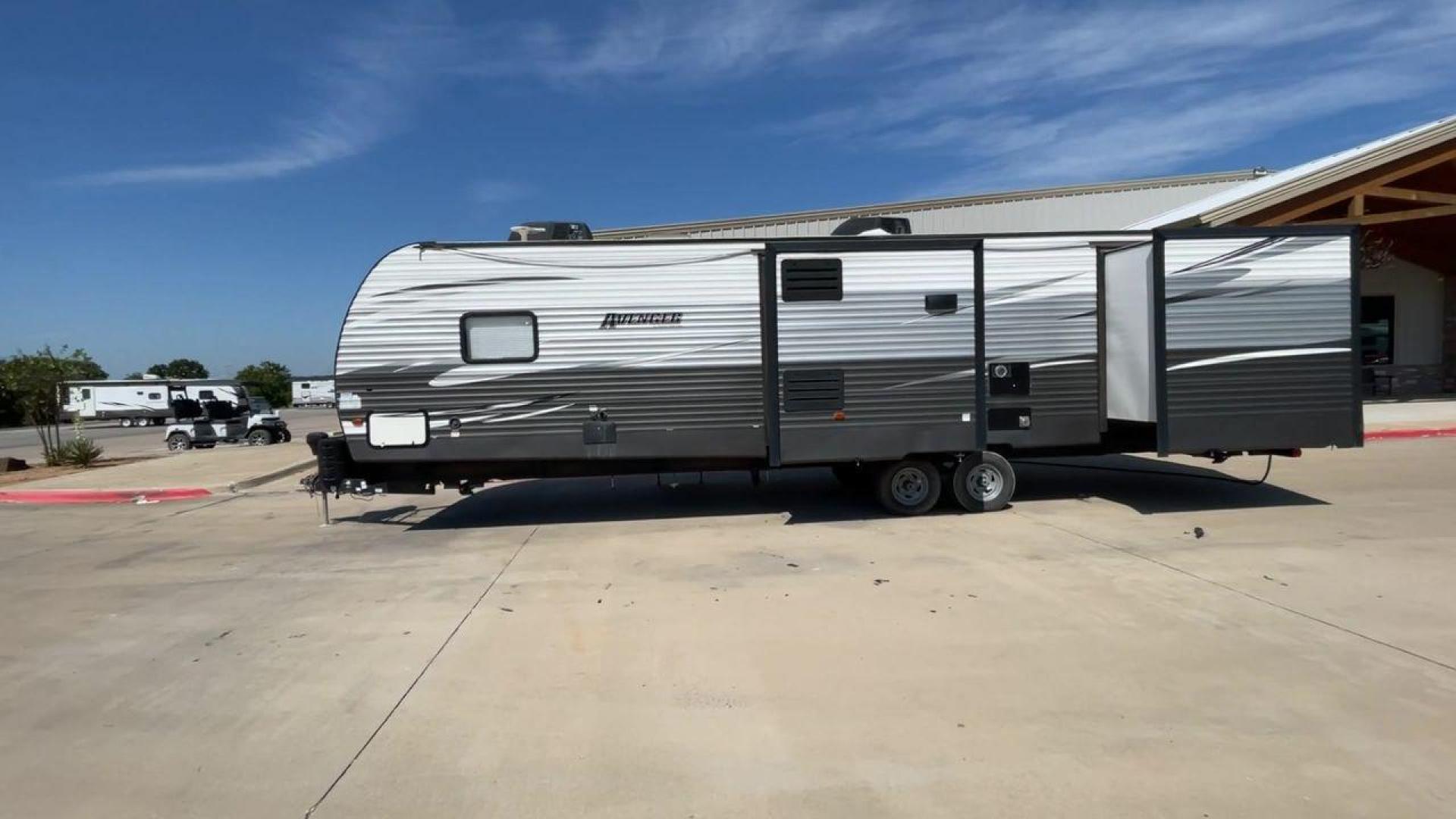 2020 TAN KEYSTONE AVENGER 32QBI (5ZT2AVXB5LB) , Length: 38 ft. | Dry Weight: 9,029 lbs. | Slides: 3 transmission, located at 4319 N Main St, Cleburne, TX, 76033, (817) 678-5133, 32.385960, -97.391212 - The 2020 Keystone Avenger 32QBI is an ideal travel trailer for families seeking comfort and convenience while on the road. With a length of 38 ft. and a dry weight of 9,029 lbs, this RV ensures that your camping trips are both enjoyable and relaxing. The Avenger 32QBI boasts a sturdy aluminum exteri - Photo#6