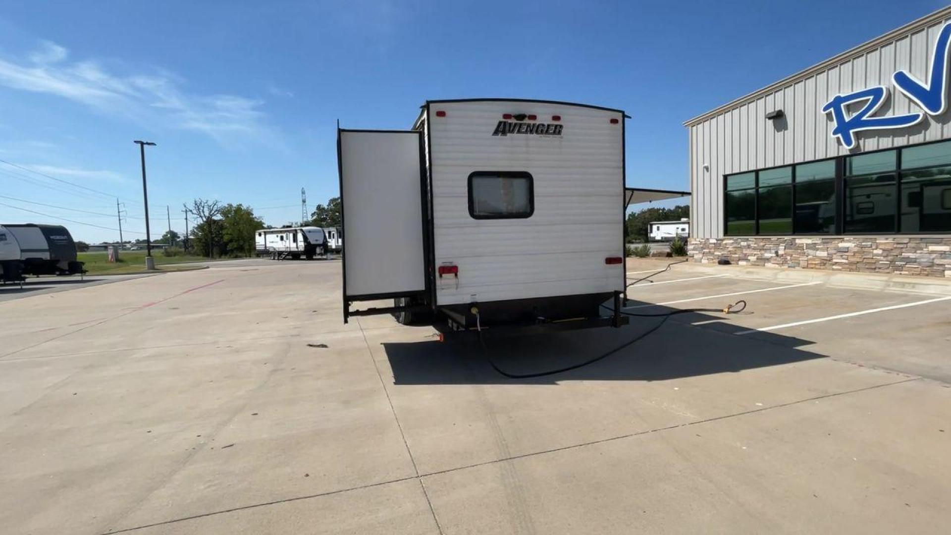 2020 TAN KEYSTONE AVENGER 32QBI (5ZT2AVXB5LB) , Length: 38 ft. | Dry Weight: 9,029 lbs. | Slides: 3 transmission, located at 4319 N Main St, Cleburne, TX, 76033, (817) 678-5133, 32.385960, -97.391212 - The 2020 Keystone Avenger 32QBI is an ideal travel trailer for families seeking comfort and convenience while on the road. With a length of 38 ft. and a dry weight of 9,029 lbs, this RV ensures that your camping trips are both enjoyable and relaxing. The Avenger 32QBI boasts a sturdy aluminum exteri - Photo#8