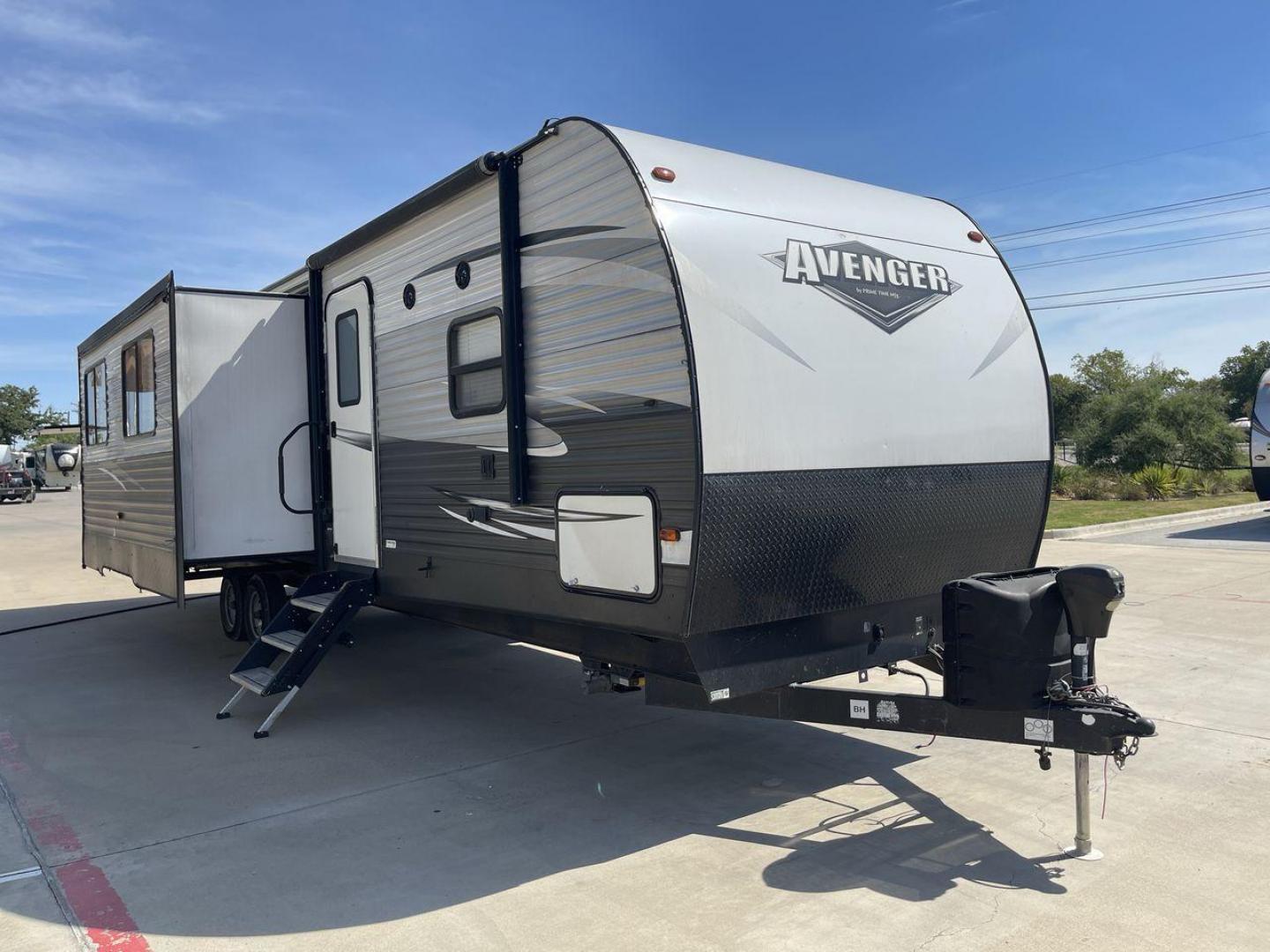 2020 TAN KEYSTONE AVENGER 32QBI (5ZT2AVXB5LB) , Length: 38 ft. | Dry Weight: 9,029 lbs. | Slides: 3 transmission, located at 4319 N Main St, Cleburne, TX, 76033, (817) 678-5133, 32.385960, -97.391212 - The 2020 Keystone Avenger 32QBI is an ideal travel trailer for families seeking comfort and convenience while on the road. With a length of 38 ft. and a dry weight of 9,029 lbs, this RV ensures that your camping trips are both enjoyable and relaxing. The Avenger 32QBI boasts a sturdy aluminum exteri - Photo#23