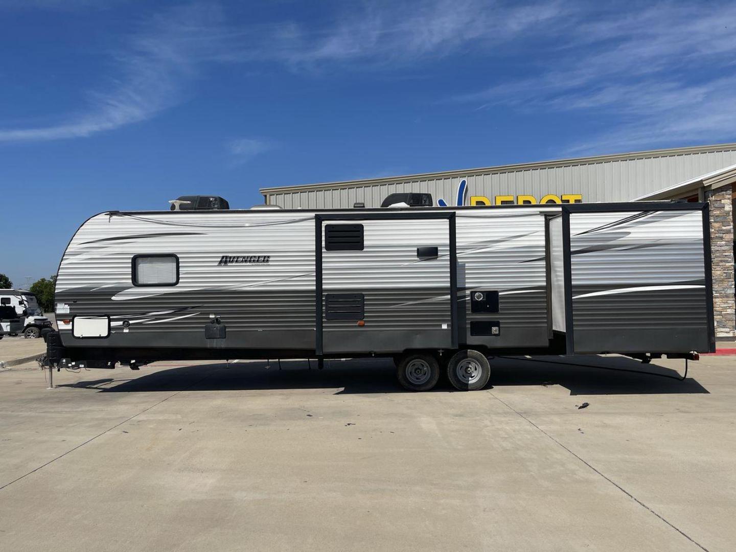 2020 TAN KEYSTONE AVENGER 32QBI (5ZT2AVXB5LB) , Length: 38 ft. | Dry Weight: 9,029 lbs. | Slides: 3 transmission, located at 4319 N Main St, Cleburne, TX, 76033, (817) 678-5133, 32.385960, -97.391212 - The 2020 Keystone Avenger 32QBI is an ideal travel trailer for families seeking comfort and convenience while on the road. With a length of 38 ft. and a dry weight of 9,029 lbs, this RV ensures that your camping trips are both enjoyable and relaxing. The Avenger 32QBI boasts a sturdy aluminum exteri - Photo#24