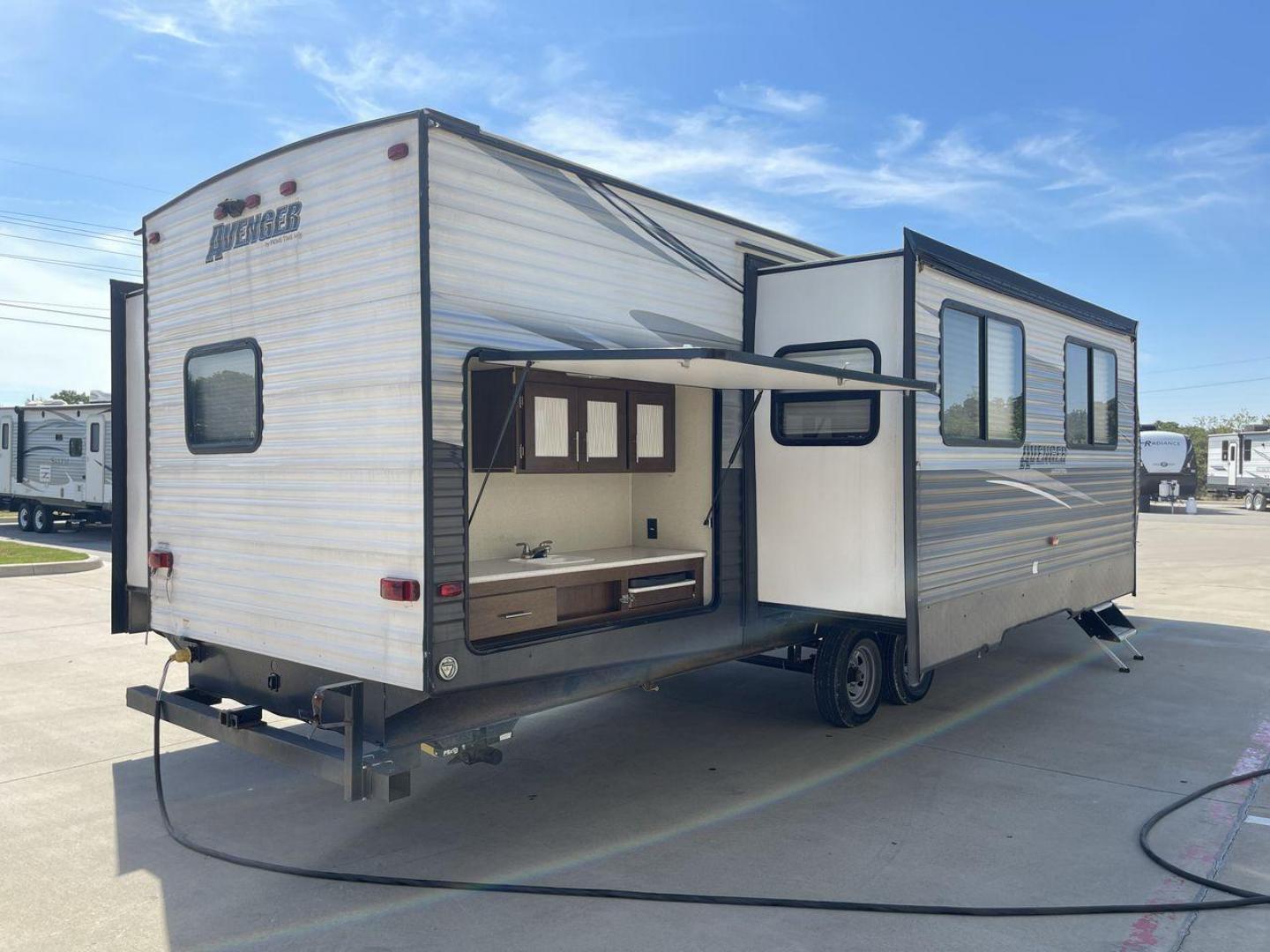 2020 TAN KEYSTONE AVENGER 32QBI (5ZT2AVXB5LB) , Length: 38 ft. | Dry Weight: 9,029 lbs. | Slides: 3 transmission, located at 4319 N Main St, Cleburne, TX, 76033, (817) 678-5133, 32.385960, -97.391212 - The 2020 Keystone Avenger 32QBI is an ideal travel trailer for families seeking comfort and convenience while on the road. With a length of 38 ft. and a dry weight of 9,029 lbs, this RV ensures that your camping trips are both enjoyable and relaxing. The Avenger 32QBI boasts a sturdy aluminum exteri - Photo#25