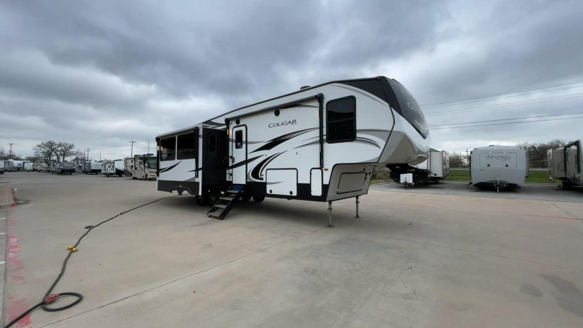 2020 KEYSTONE COUGAR 369BHS (4YDF36921L2) , located at 4319 N Main St, Cleburne, TX, 76033, (817) 678-5133, 32.385960, -97.391212 - Photo#3