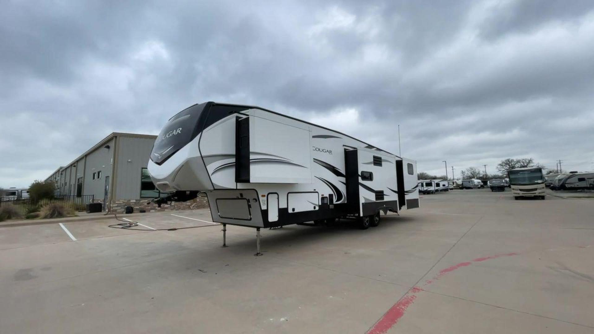 2020 KEYSTONE COUGAR 369BHS (4YDF36921L2) , located at 4319 N Main St, Cleburne, TX, 76033, (817) 678-5133, 32.385960, -97.391212 - Photo#5