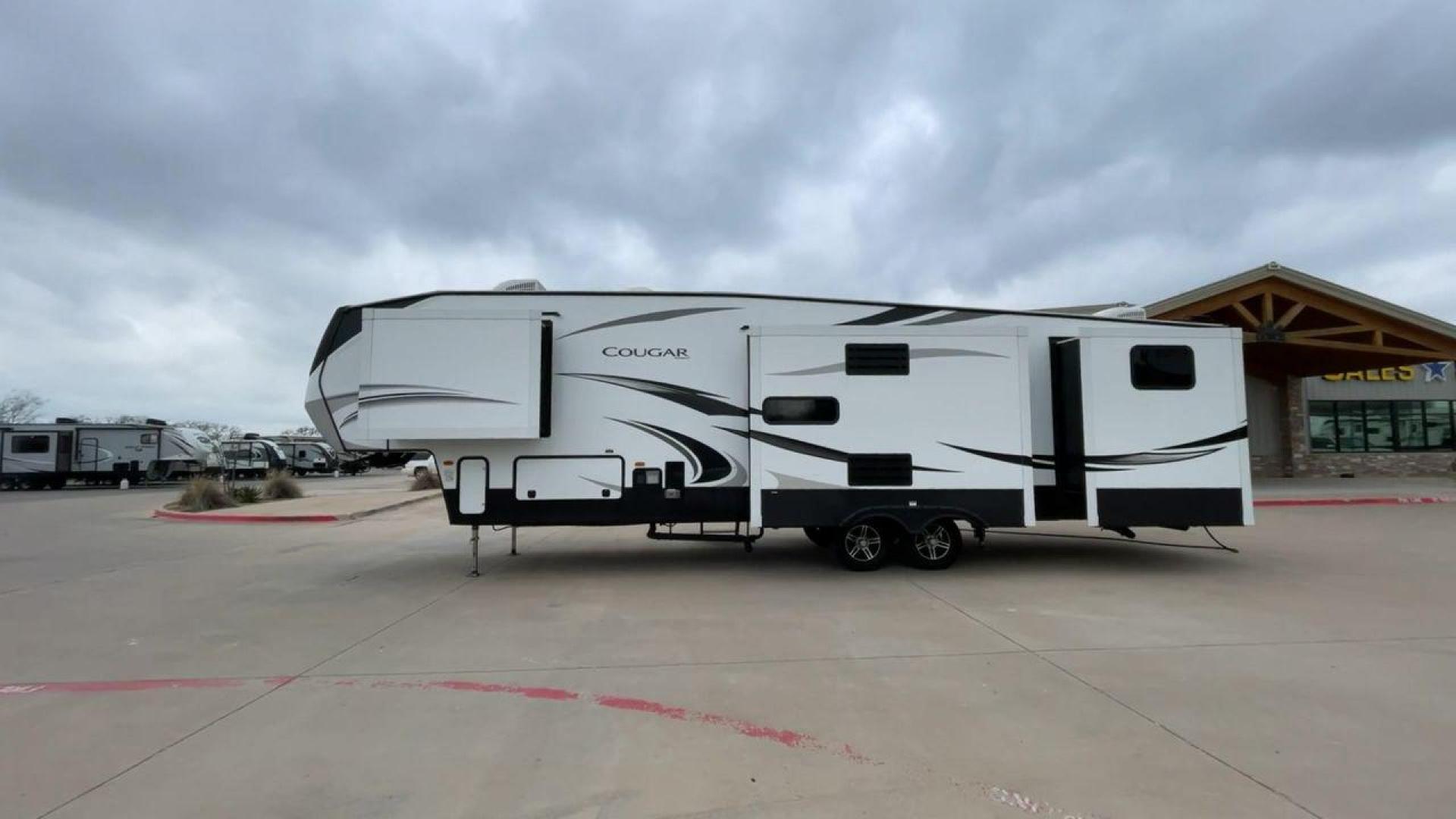 2020 KEYSTONE COUGAR 369BHS (4YDF36921L2) , located at 4319 N Main St, Cleburne, TX, 76033, (817) 678-5133, 32.385960, -97.391212 - Photo#6