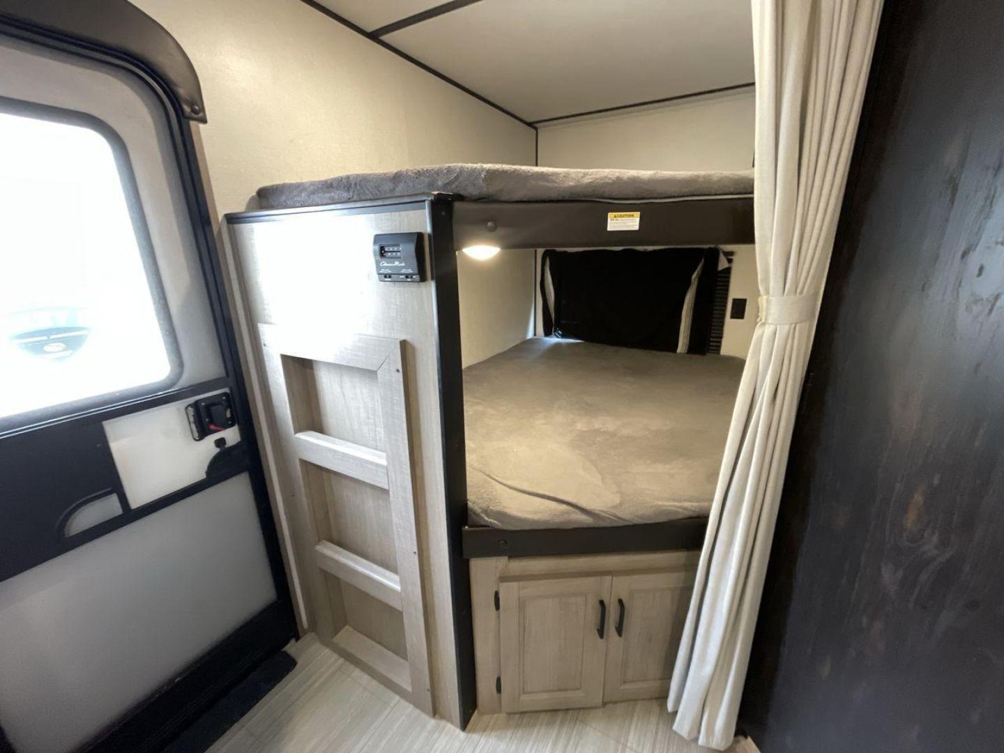 2020 KEYSTONE HIDEOUT 29DFS (4YDT29D26L7) , Length: 33.92 ft. | Dry Weight: 7,162 lbs. | Gross Weight: 9,680 lbs. | Slides: 1 transmission, located at 4319 N Main St, Cleburne, TX, 76033, (817) 678-5133, 32.385960, -97.391212 - Take the whole family and a few extra on an adventure in this 2020 Keystone Hideout 29DFS! This travel trailer measures almost 34 feet long and 11 feet tall. It has a dry weight of 7,162 lbs. and a GVWR of 9,680 lbs. It includes one power slide. This Hideout is a bunkhouse model that can sleep up to - Photo#19