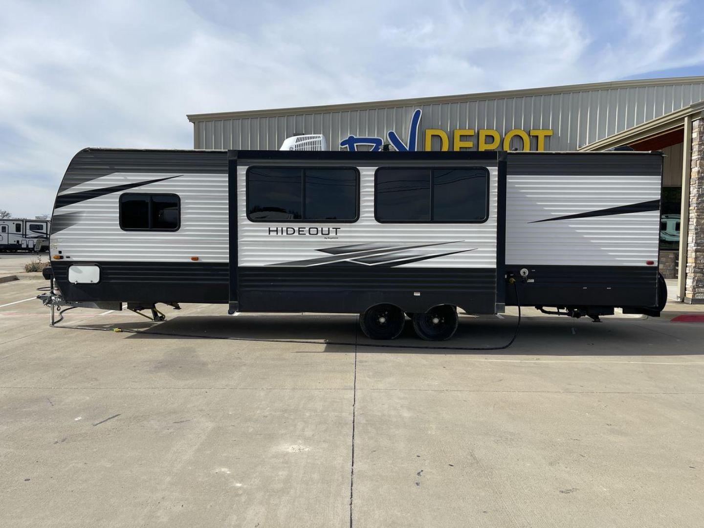 2020 KEYSTONE HIDEOUT 29DFS (4YDT29D26L7) , Length: 33.92 ft. | Dry Weight: 7,162 lbs. | Gross Weight: 9,680 lbs. | Slides: 1 transmission, located at 4319 N Main St, Cleburne, TX, 76033, (817) 678-5133, 32.385960, -97.391212 - Take the whole family and a few extra on an adventure in this 2020 Keystone Hideout 29DFS! This travel trailer measures almost 34 feet long and 11 feet tall. It has a dry weight of 7,162 lbs. and a GVWR of 9,680 lbs. It includes one power slide. This Hideout is a bunkhouse model that can sleep up to - Photo#24