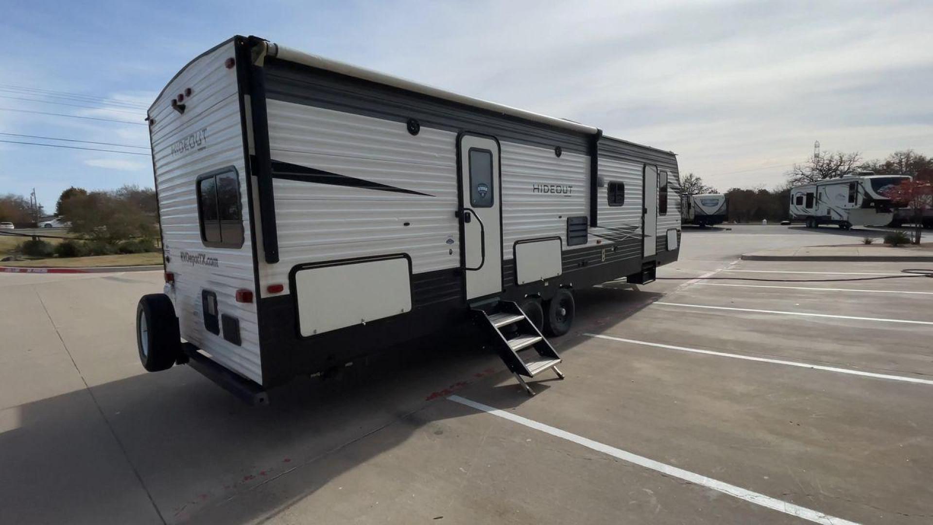 2020 KEYSTONE HIDEOUT 29DFS (4YDT29D26L7) , Length: 33.92 ft. | Dry Weight: 7,162 lbs. | Gross Weight: 9,680 lbs. | Slides: 1 transmission, located at 4319 N Main St, Cleburne, TX, 76033, (817) 678-5133, 32.385960, -97.391212 - Take the whole family and a few extra on an adventure in this 2020 Keystone Hideout 29DFS! This travel trailer measures almost 34 feet long and 11 feet tall. It has a dry weight of 7,162 lbs. and a GVWR of 9,680 lbs. It includes one power slide. This Hideout is a bunkhouse model that can sleep up to - Photo#1