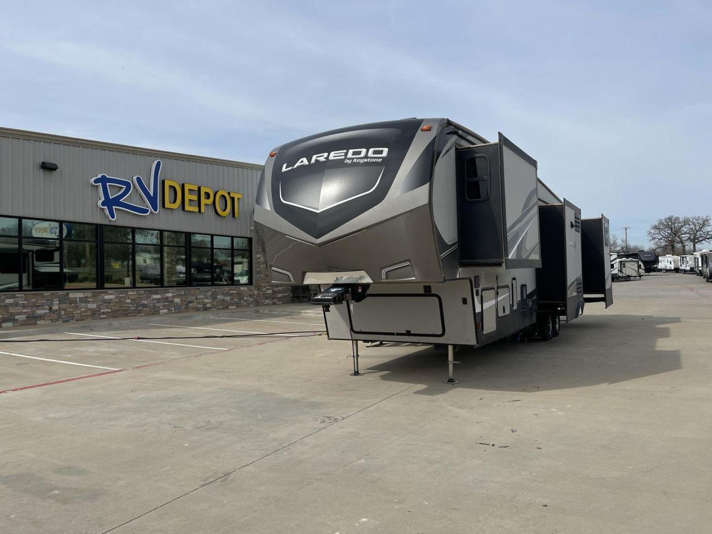 2020 KEYSTONE LAREDO 367BH (4YDF36729LE) , located at 4319 N Main St, Cleburne, TX, 76033, (817) 678-5133, 32.385960, -97.391212 - Photo#0