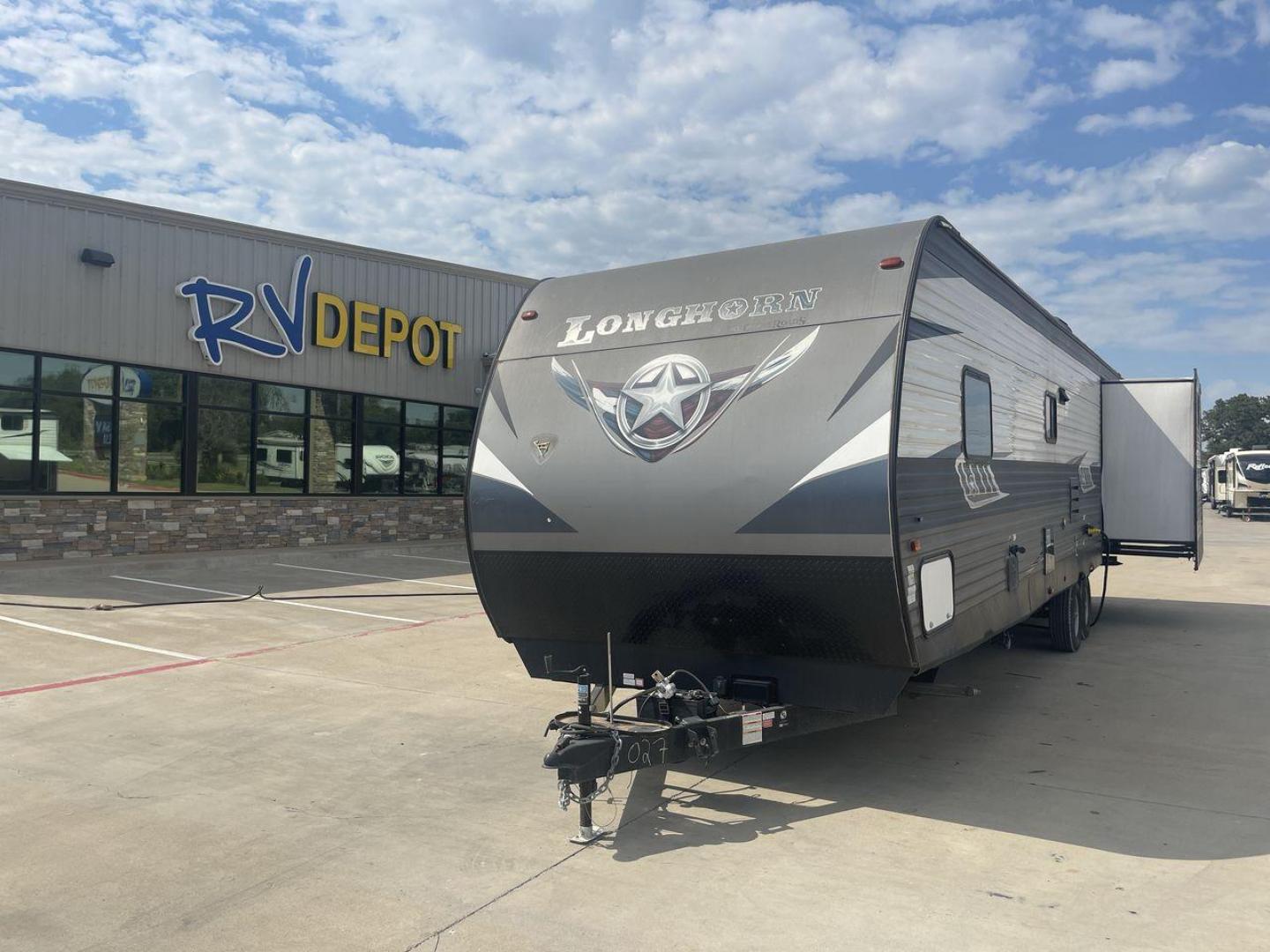 2020 GRAY KEYSTONE LONGHORN 333DB (4YDT33324LS) , Length: 37 ft | Dry Weight: 8,214 lbs | Slides: 2 transmission, located at 4319 N Main St, Cleburne, TX, 76033, (817) 678-5133, 32.385960, -97.391212 - Photo#0