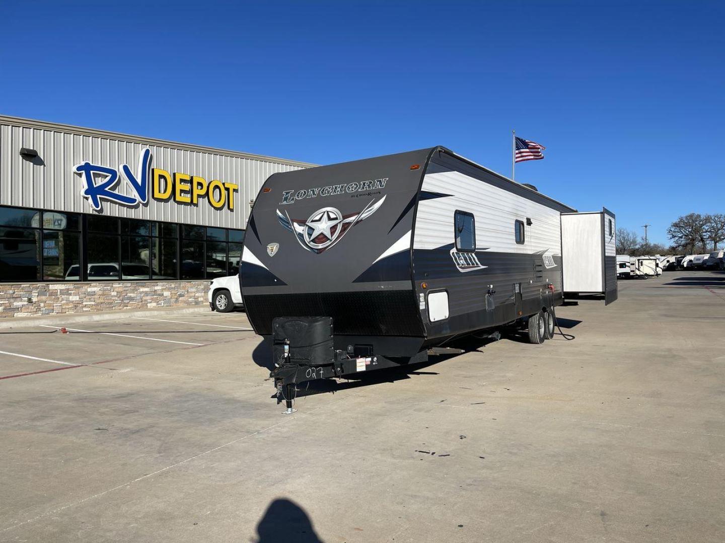 2020 GRAY KEYSTONE LONGHORN 333DB (4YDT33324LS) , Length: 37 ft | Dry Weight: 8,214 lbs | Slides: 2 transmission, located at 4319 N Main St, Cleburne, TX, 76033, (817) 678-5133, 32.385960, -97.391212 - Photo#2