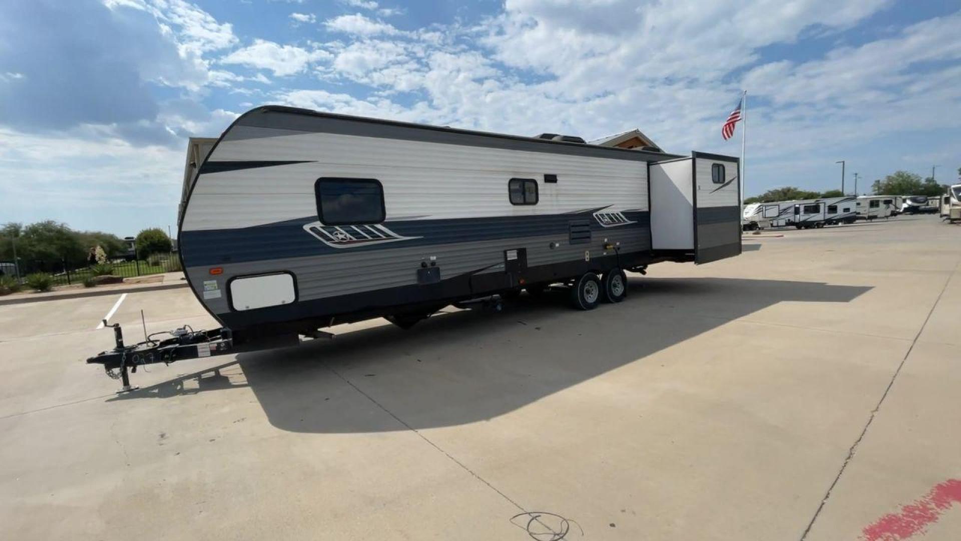 2020 GRAY KEYSTONE LONGHORN 333DB (4YDT33324LS) , Length: 37 ft | Dry Weight: 8,214 lbs | Slides: 2 transmission, located at 4319 N Main St, Cleburne, TX, 76033, (817) 678-5133, 32.385960, -97.391212 - Photo#5