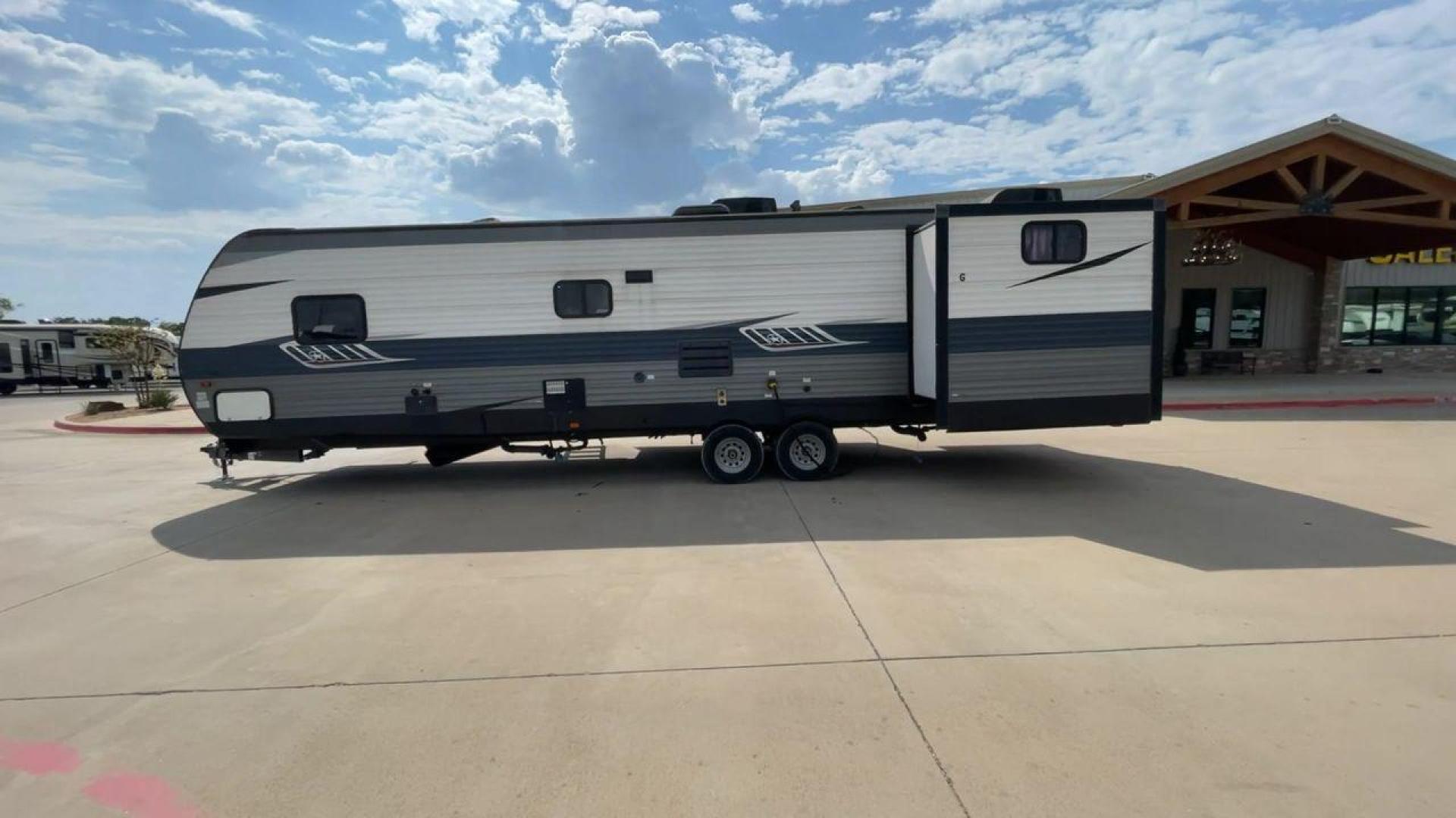 2020 GRAY KEYSTONE LONGHORN 333DB (4YDT33324LS) , Length: 37 ft | Dry Weight: 8,214 lbs | Slides: 2 transmission, located at 4319 N Main St, Cleburne, TX, 76033, (817) 678-5133, 32.385960, -97.391212 - Photo#6