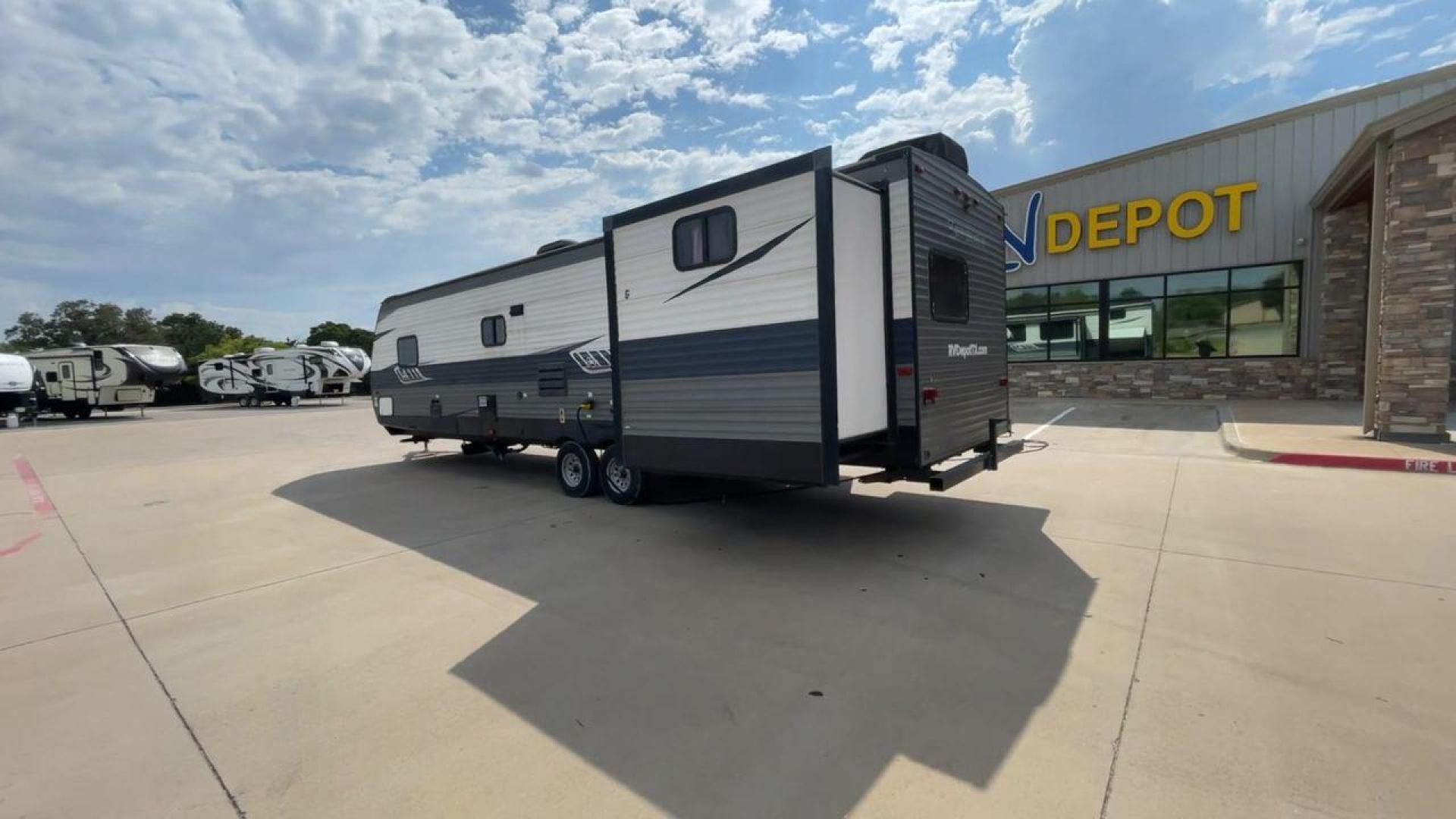 2020 GRAY KEYSTONE LONGHORN 333DB (4YDT33324LS) , Length: 37 ft | Dry Weight: 8,214 lbs | Slides: 2 transmission, located at 4319 N Main St, Cleburne, TX, 76033, (817) 678-5133, 32.385960, -97.391212 - Photo#7