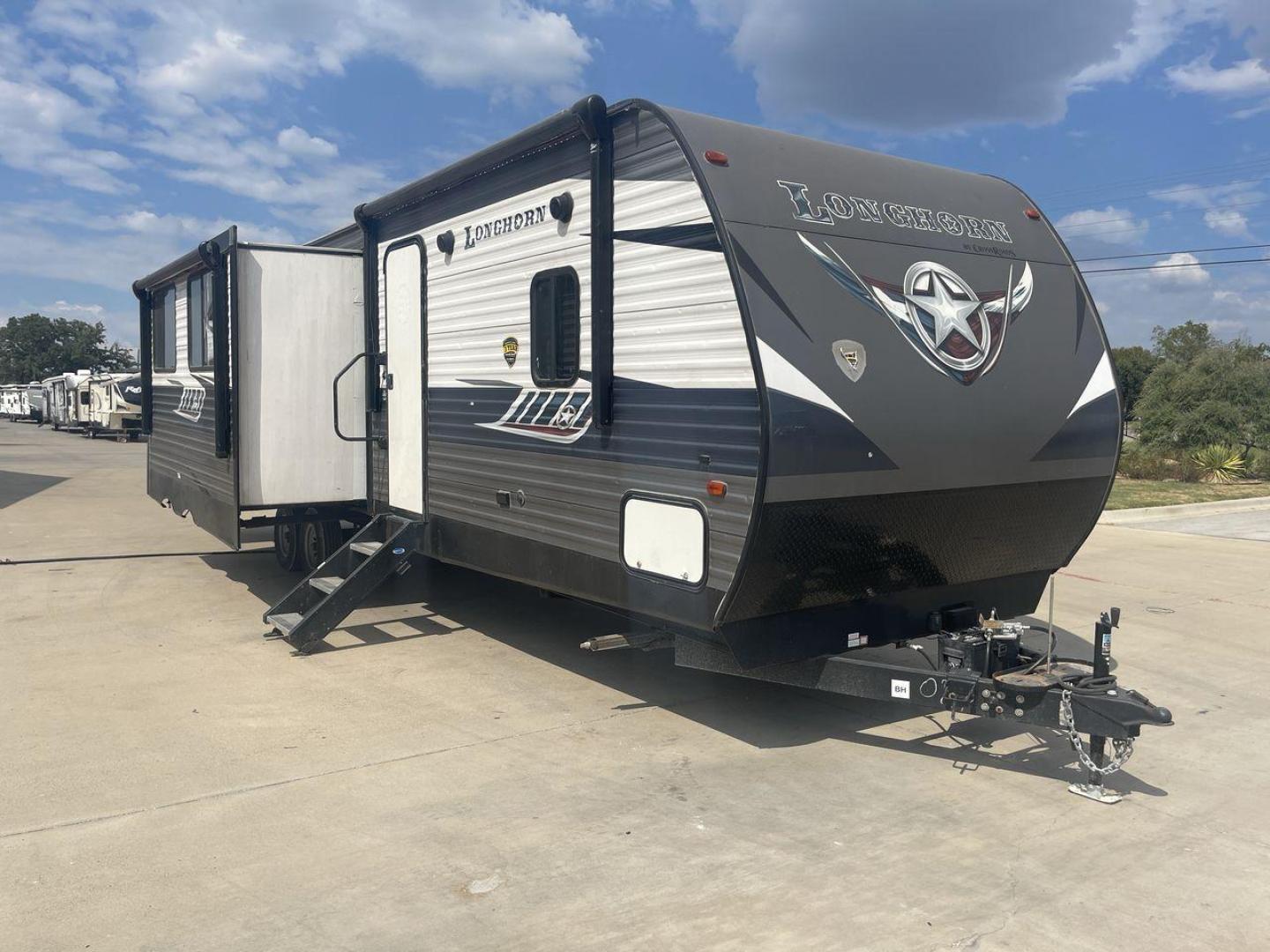 2020 GRAY KEYSTONE LONGHORN 333DB (4YDT33324LS) , Length: 37 ft | Dry Weight: 8,214 lbs | Slides: 2 transmission, located at 4319 N Main St, Cleburne, TX, 76033, (817) 678-5133, 32.385960, -97.391212 - Photo#22