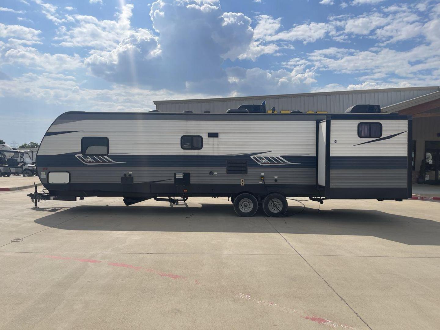 2020 GRAY KEYSTONE LONGHORN 333DB (4YDT33324LS) , Length: 37 ft | Dry Weight: 8,214 lbs | Slides: 2 transmission, located at 4319 N Main St, Cleburne, TX, 76033, (817) 678-5133, 32.385960, -97.391212 - Photo#23